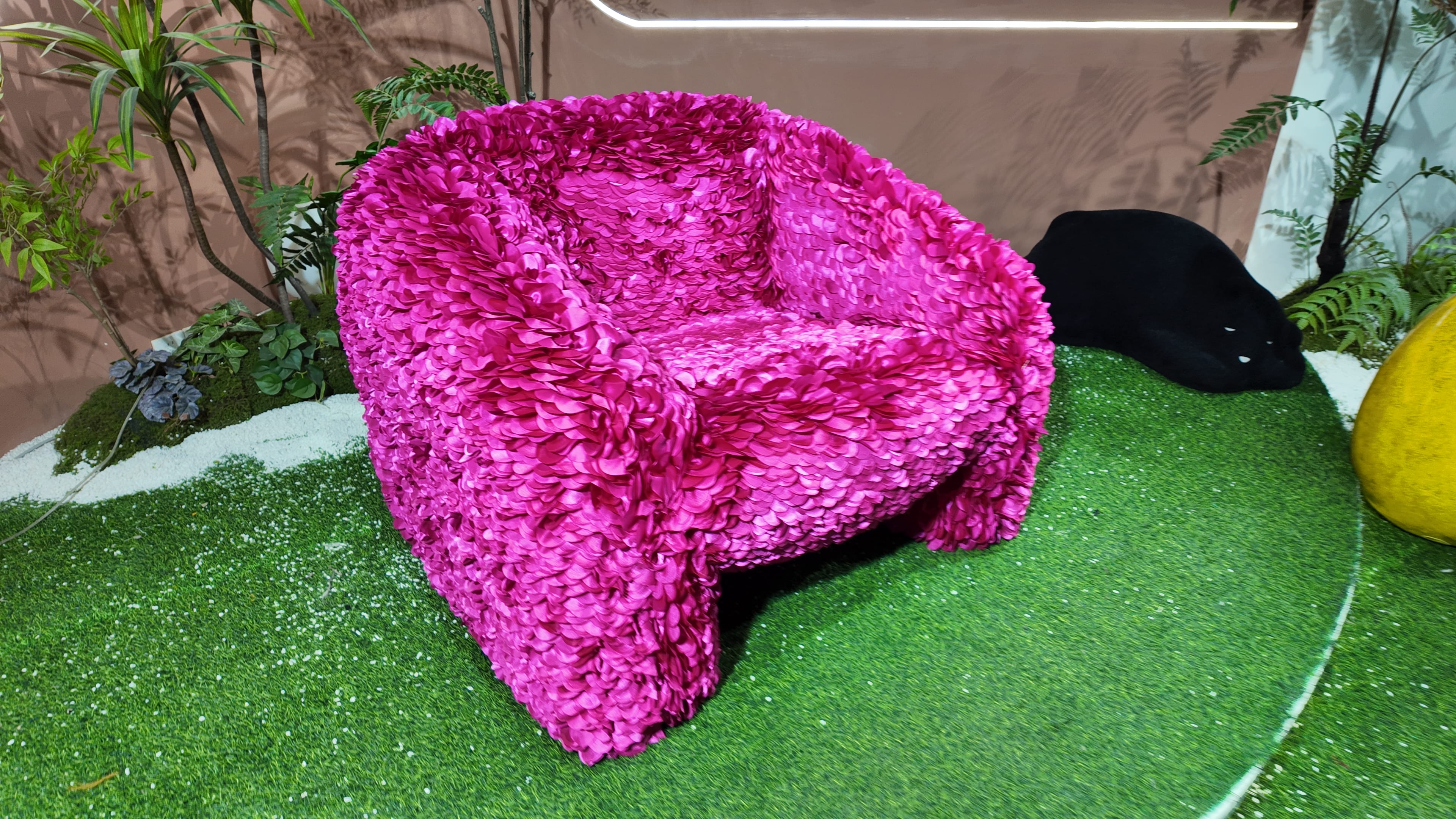 Fauteuil design en pétales de tissu satiné fuchsia – Pétale Royal