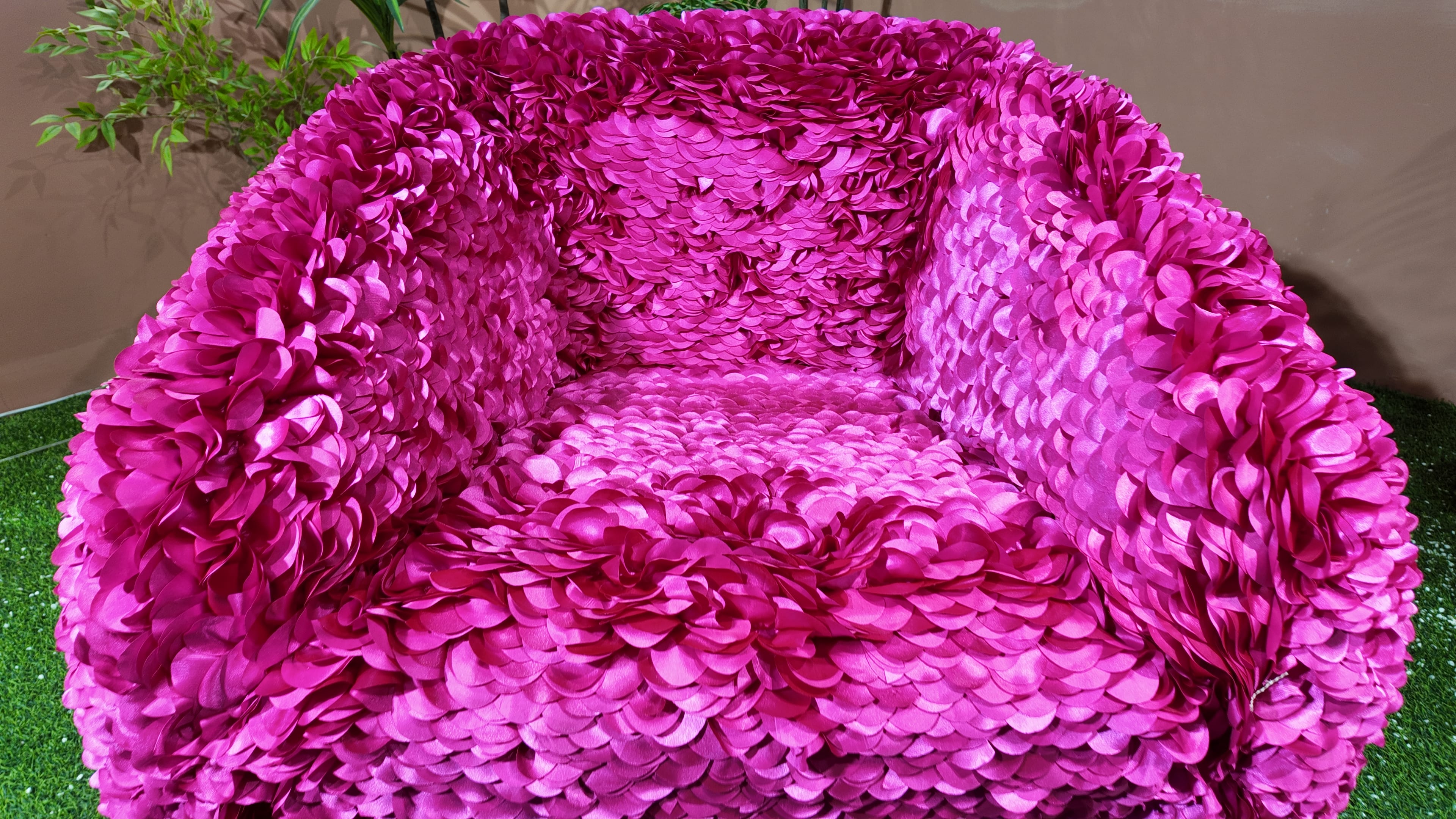 Fauteuil design en pétales de tissu satiné fuchsia – Pétale Royal