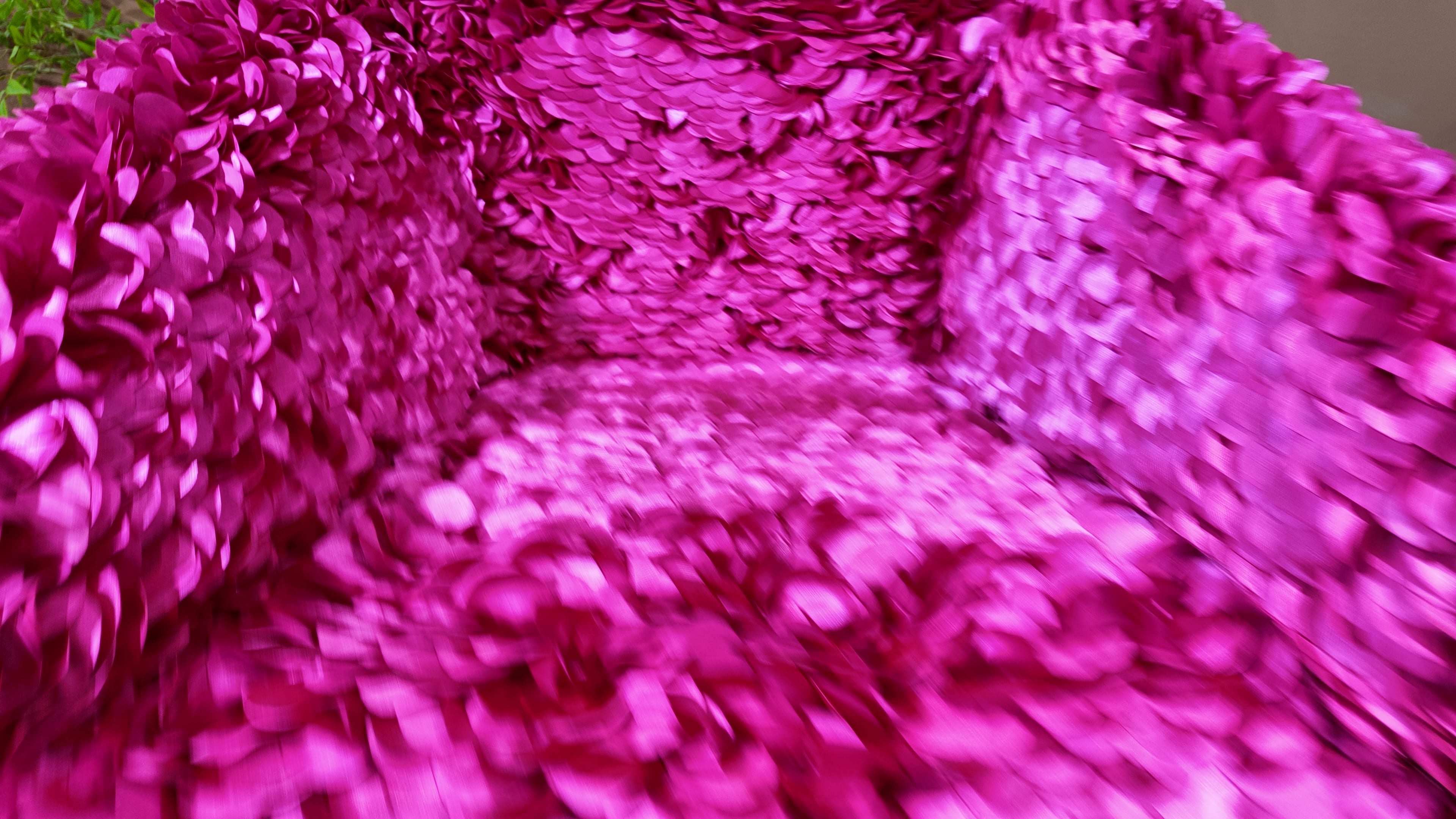Fauteuil design en pétales de tissu satiné fuchsia – Pétale Royal