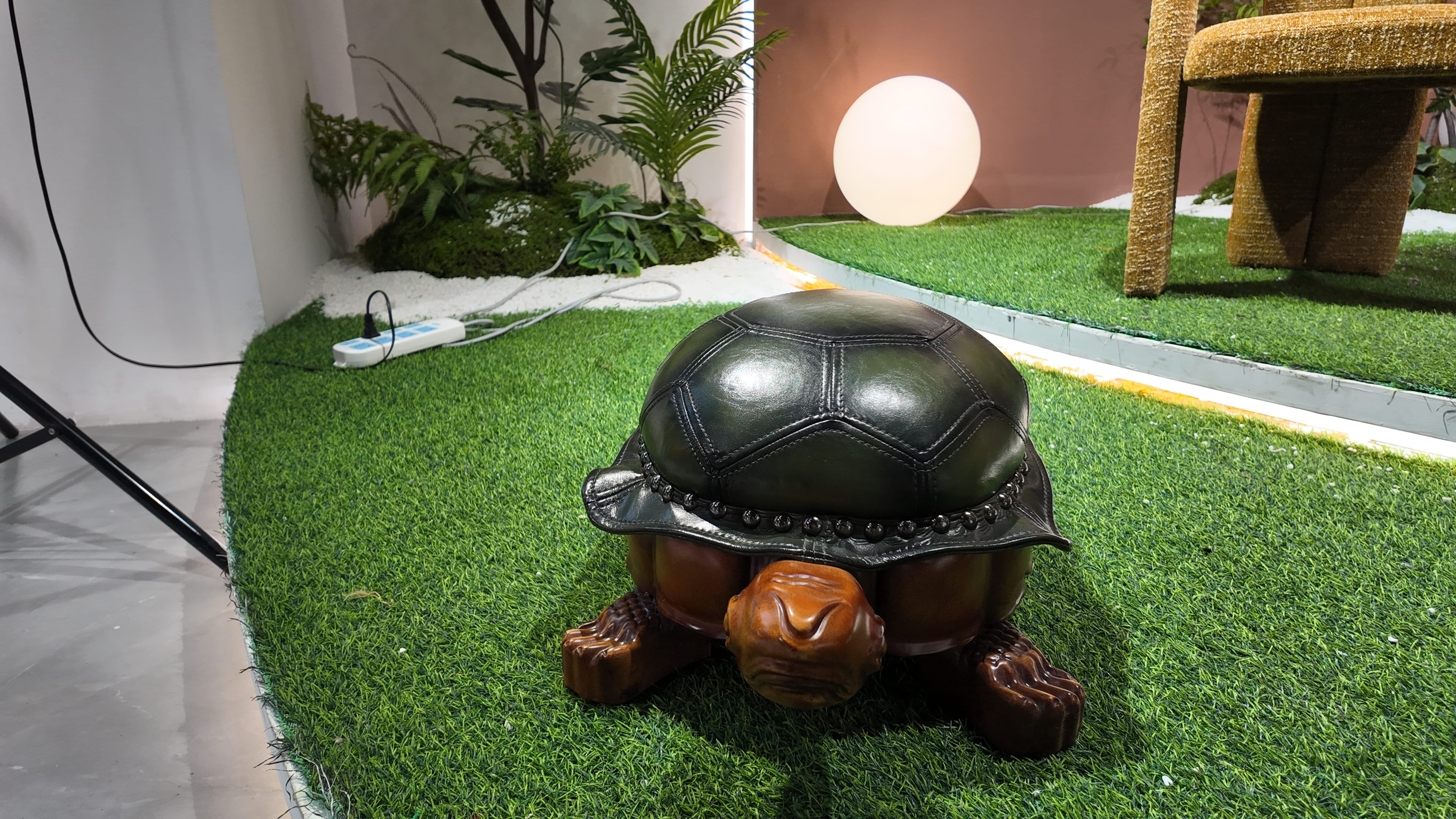 Pouf Tortue en cuir surpiqué façon ballon de football – Tortue Royal