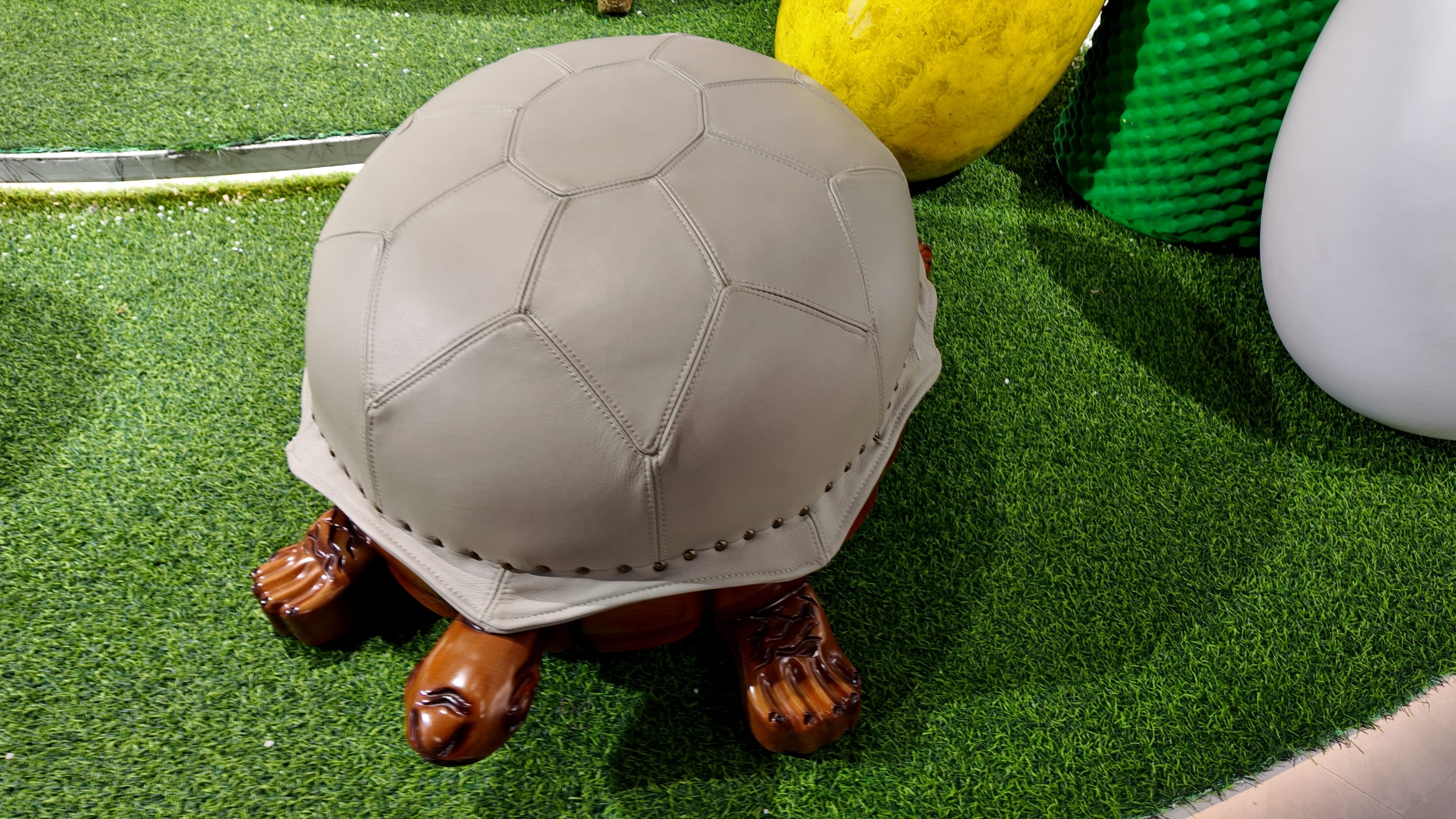 Pouf Tortue en cuir surpiqué façon ballon de football – Tortue Royal