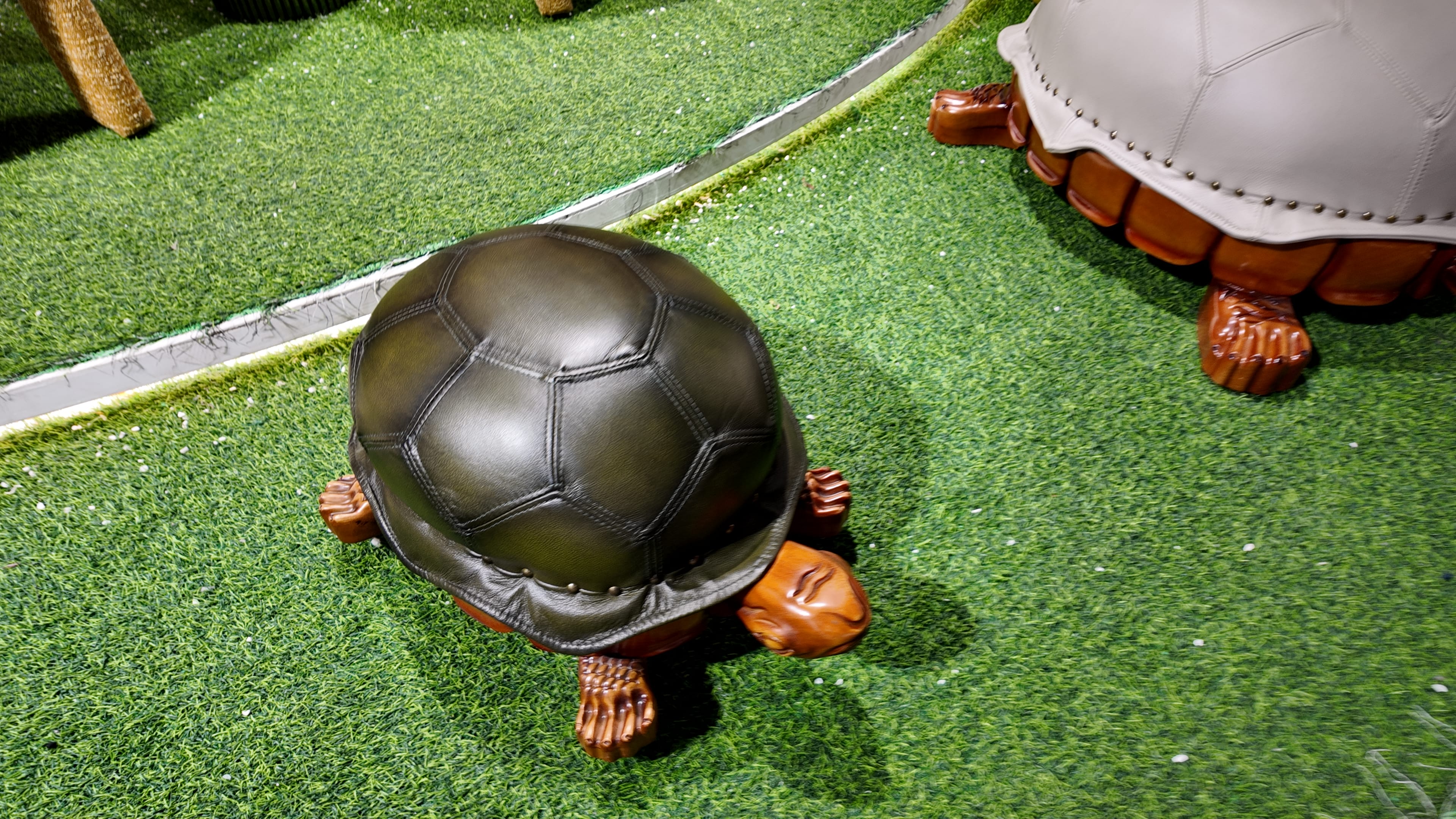 Pouf Tortue en cuir surpiqué façon ballon de football – Tortue Royal