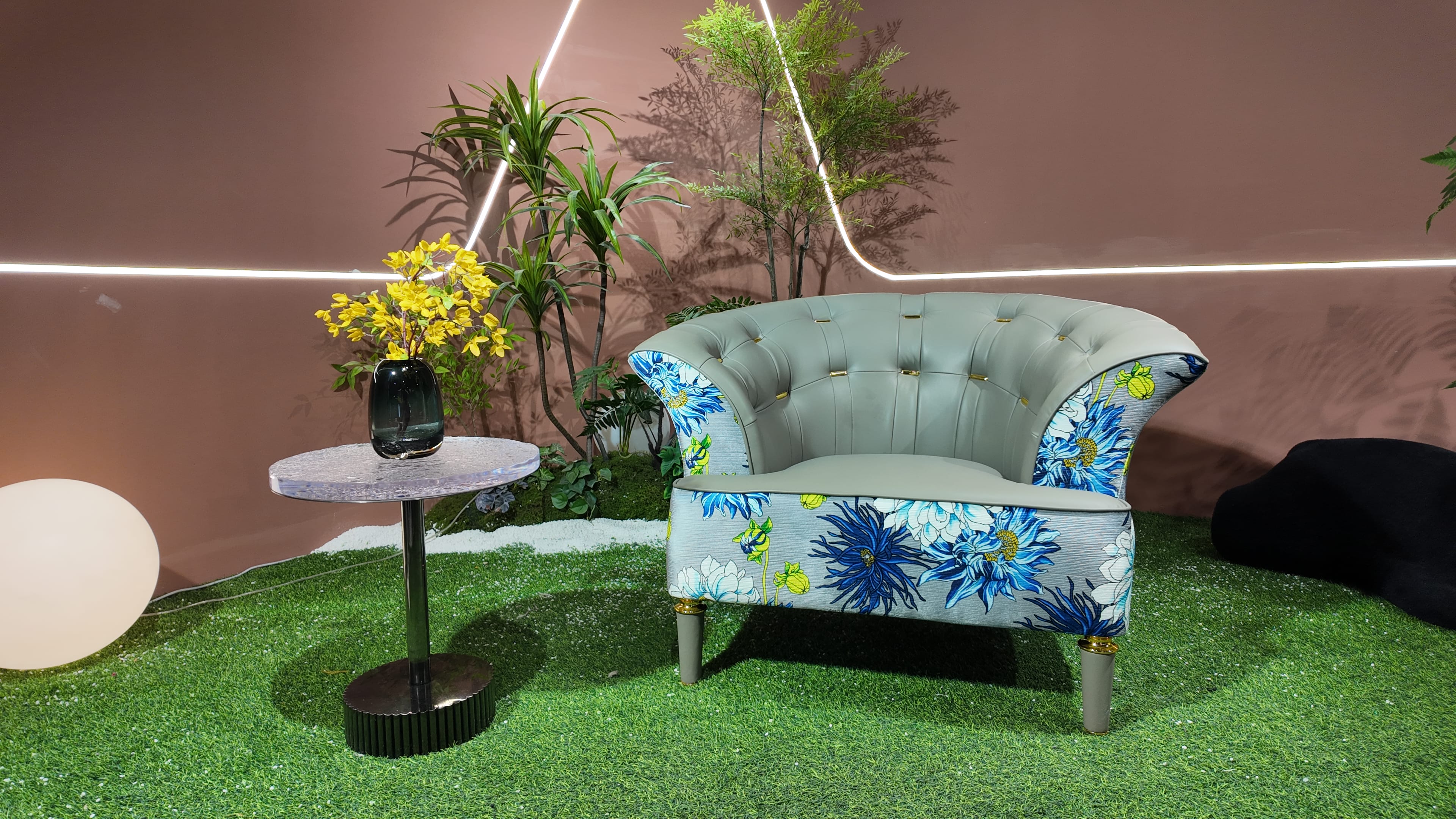 Fauteuil bergère capitonné en cuir et tissu fleuri – Floral Couture