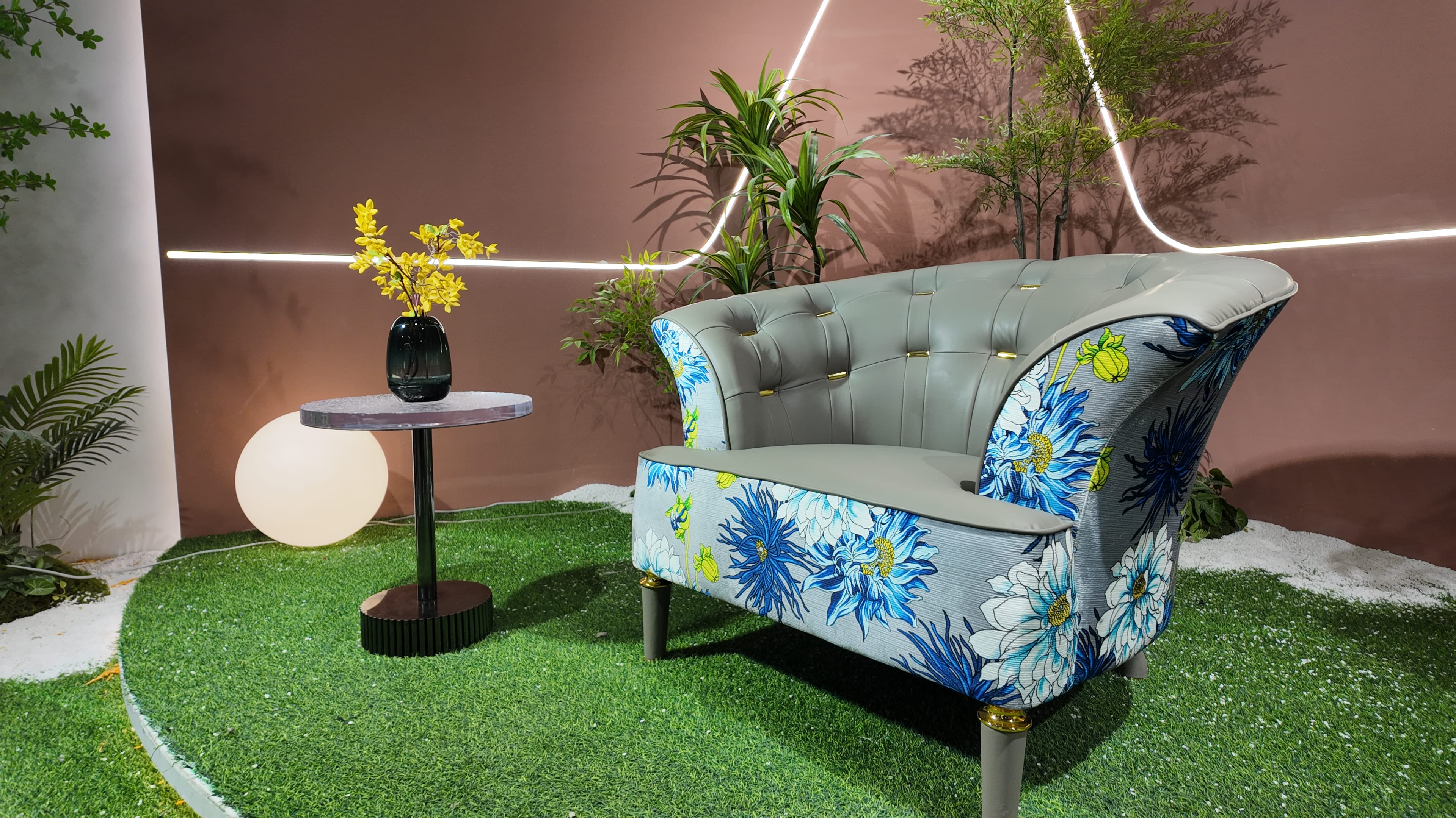 Fauteuil bergère capitonné en cuir et tissu fleuri – Floral Couture