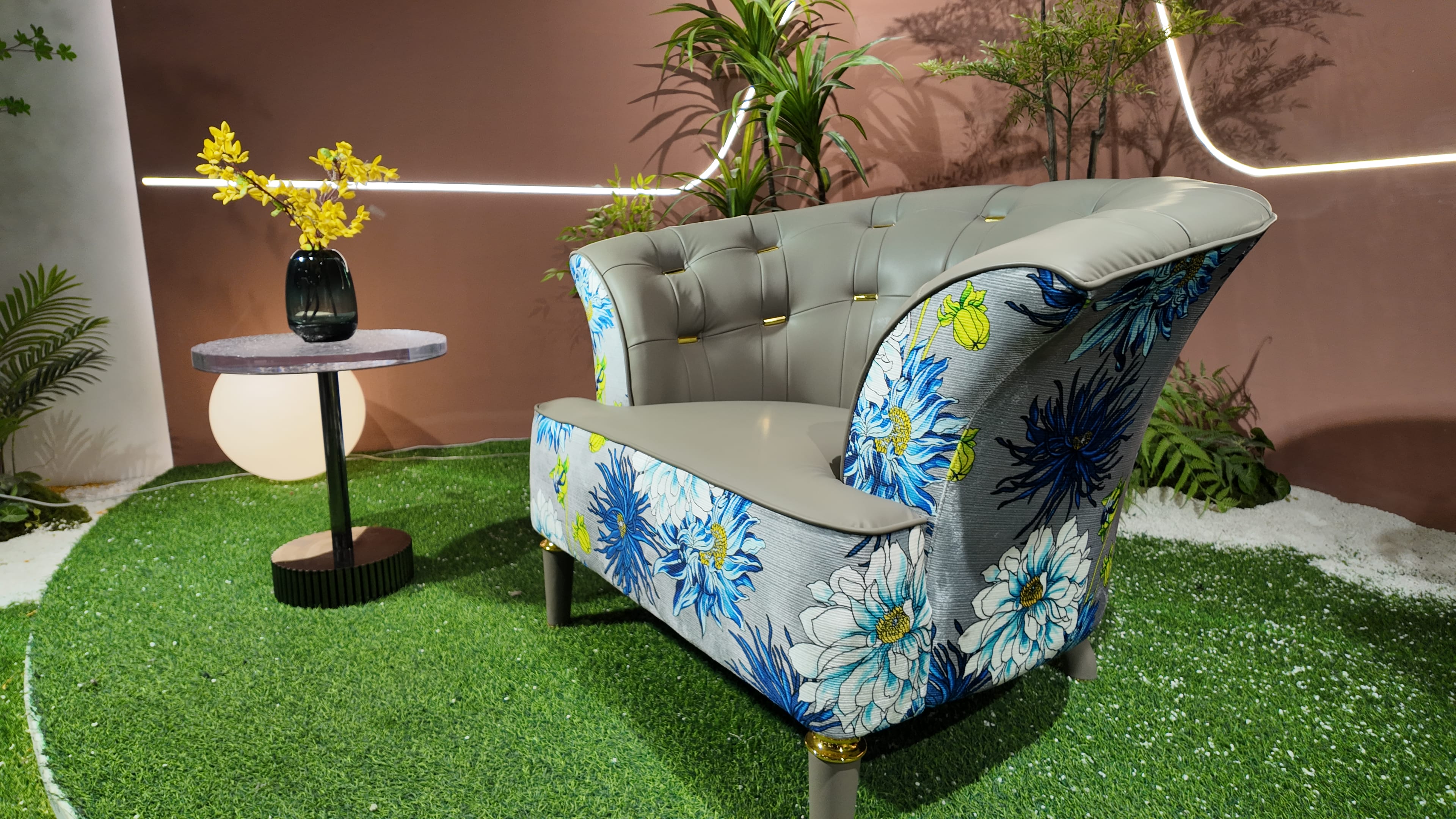 Fauteuil bergère capitonné en cuir et tissu fleuri – Floral Couture
