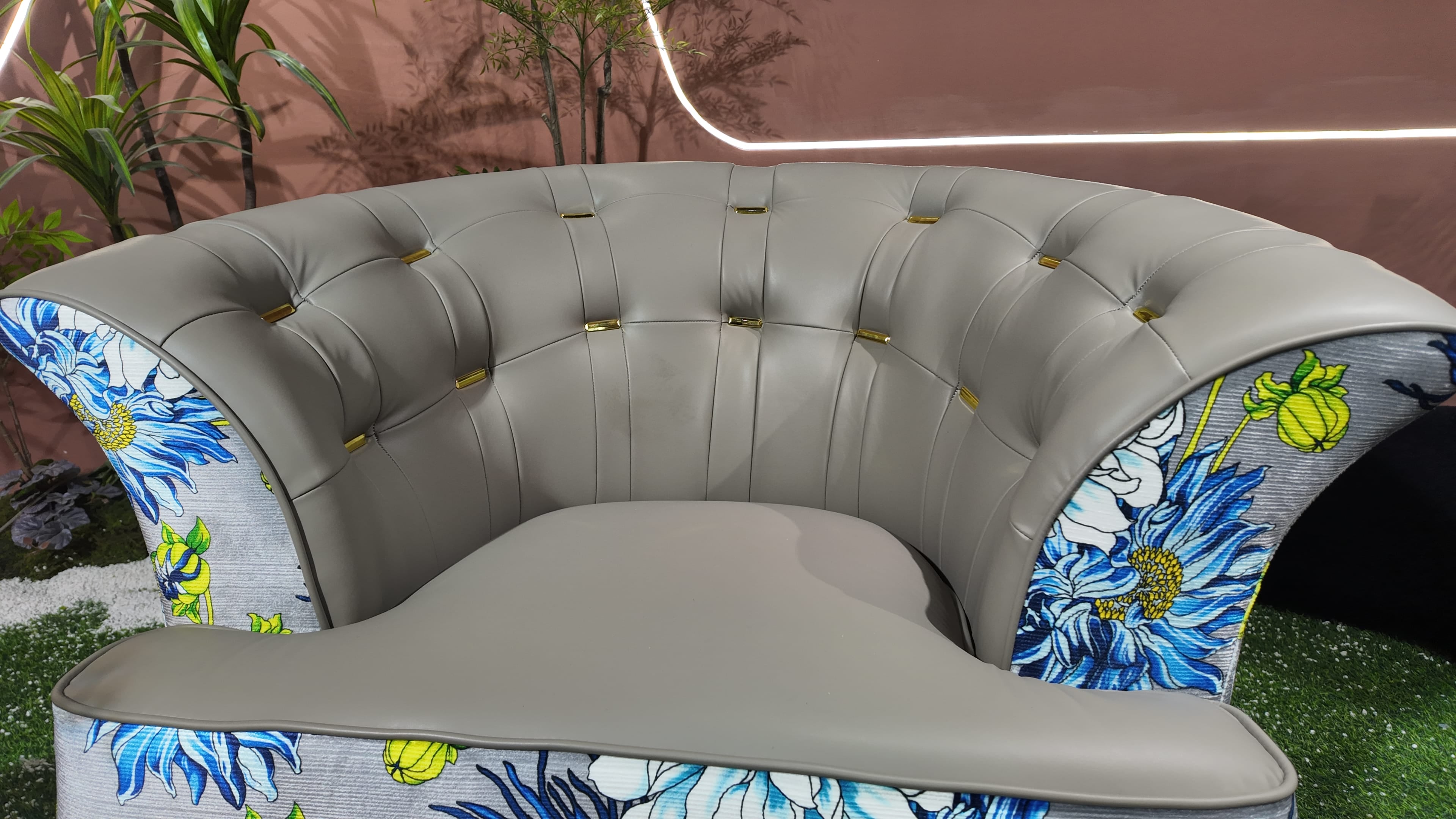 Fauteuil bergère capitonné en cuir et tissu fleuri – Floral Couture