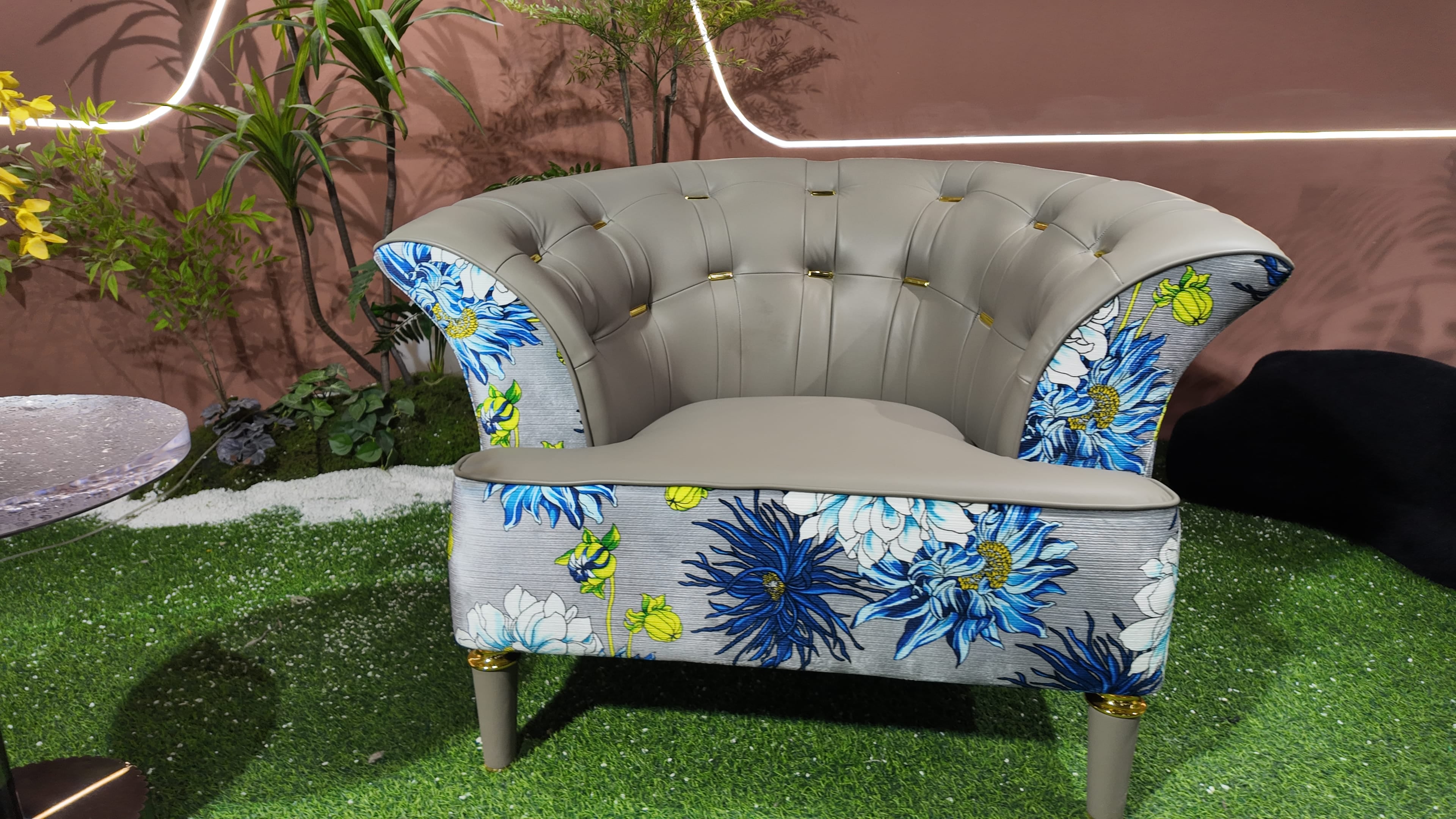 Fauteuil bergère capitonné en cuir et tissu fleuri – Floral Couture