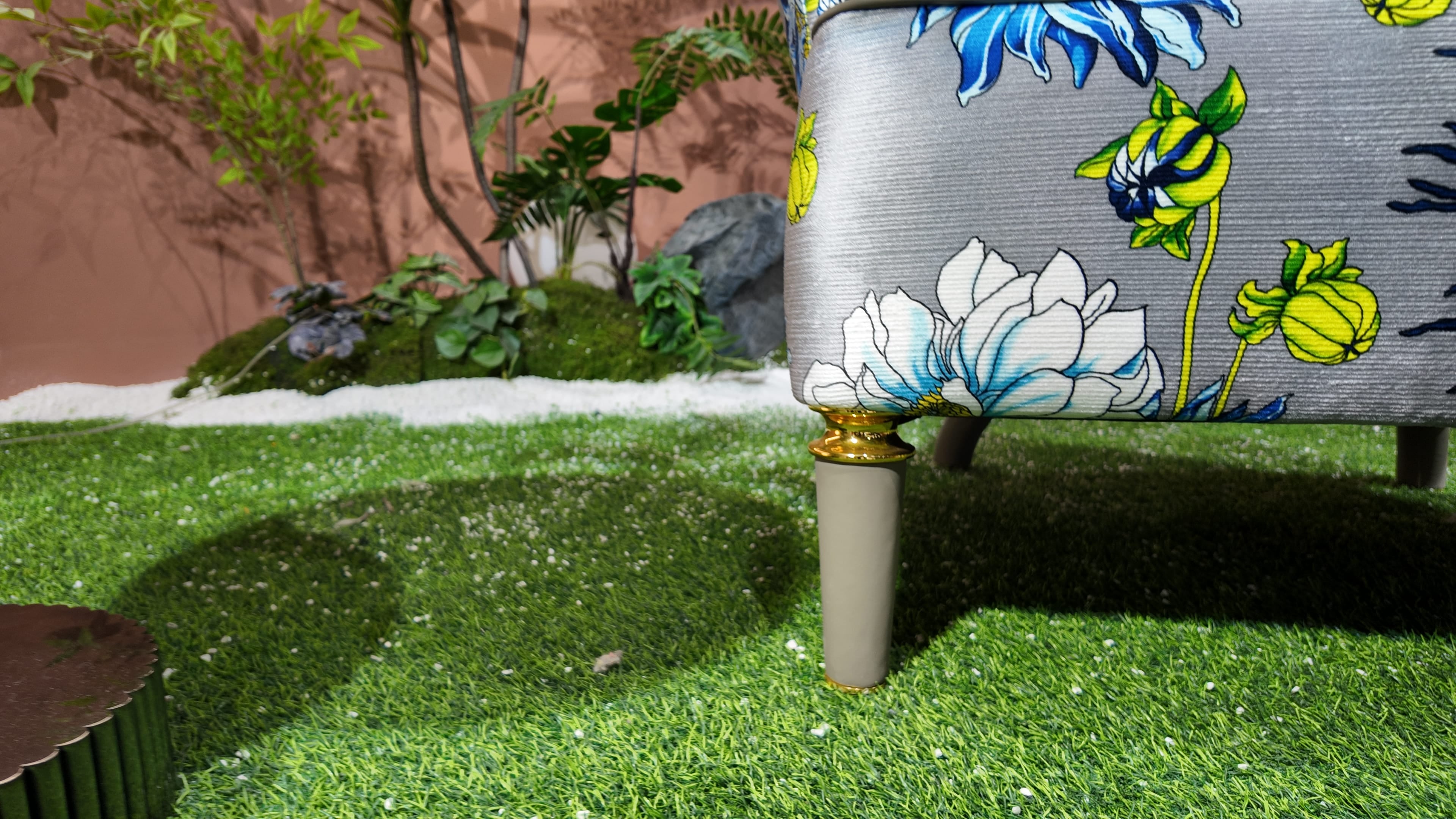 Fauteuil bergère capitonné en cuir et tissu fleuri – Floral Couture