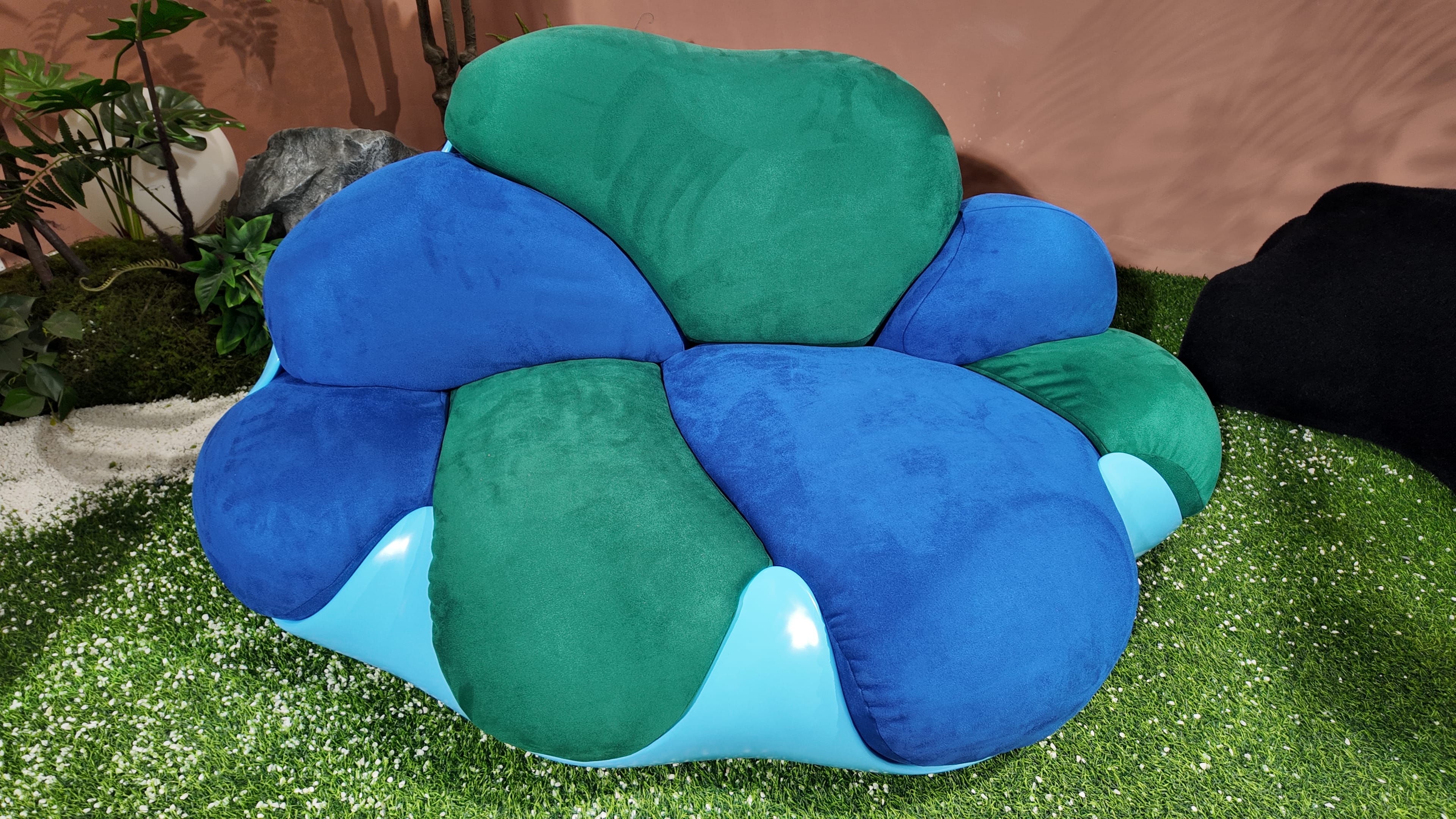 Fauteuil design pétales en velours bleu et vert – Bloom XXL