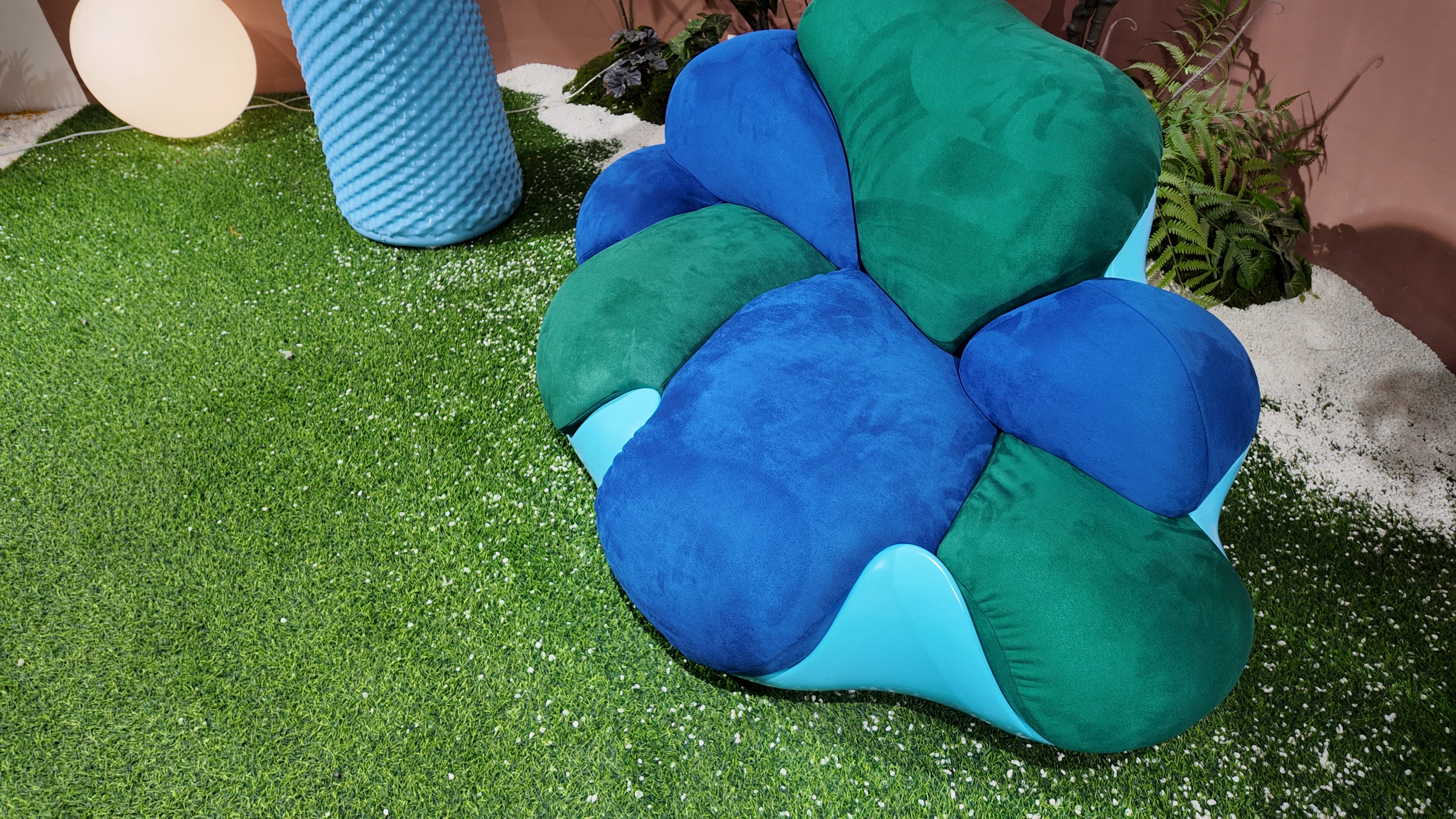 Fauteuil design pétales en velours bleu et vert – Bloom XXL