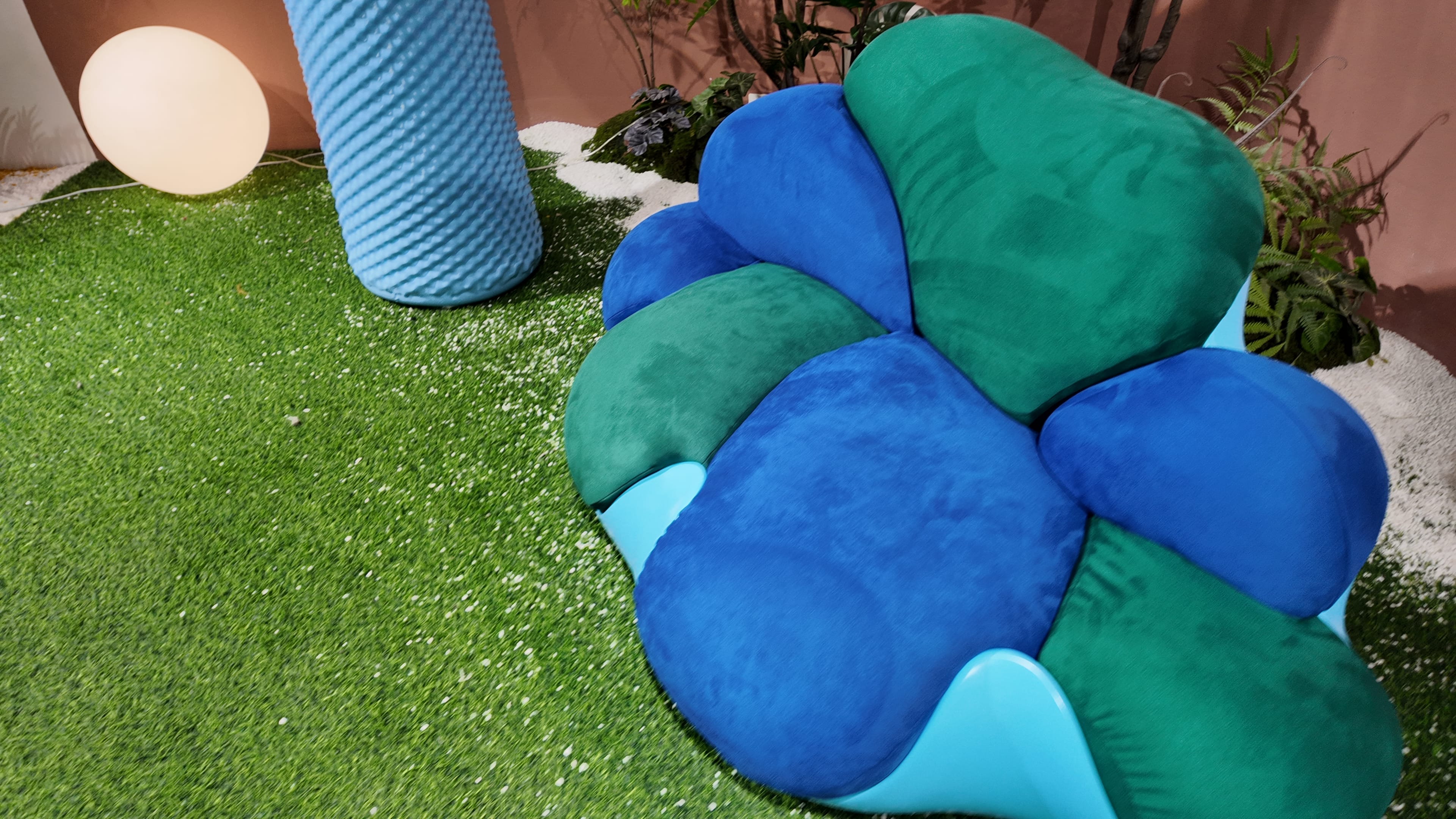 Fauteuil design pétales en velours bleu et vert – Bloom XXL