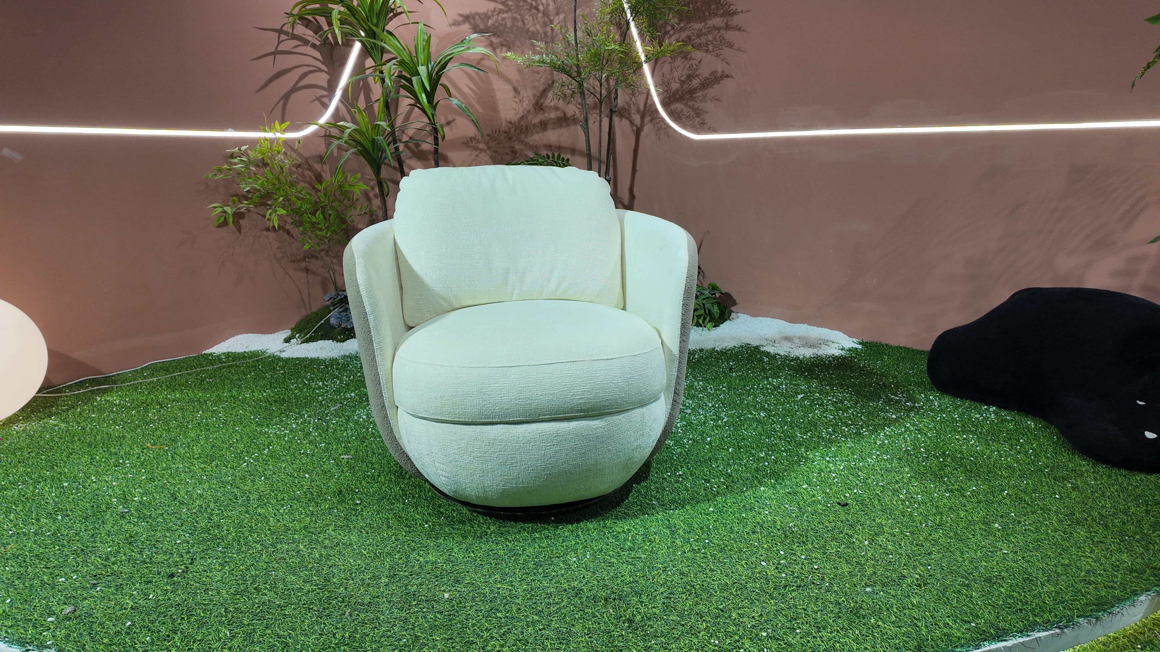 Fauteuil pivotant en tissu bouclé crème – Crema Swing