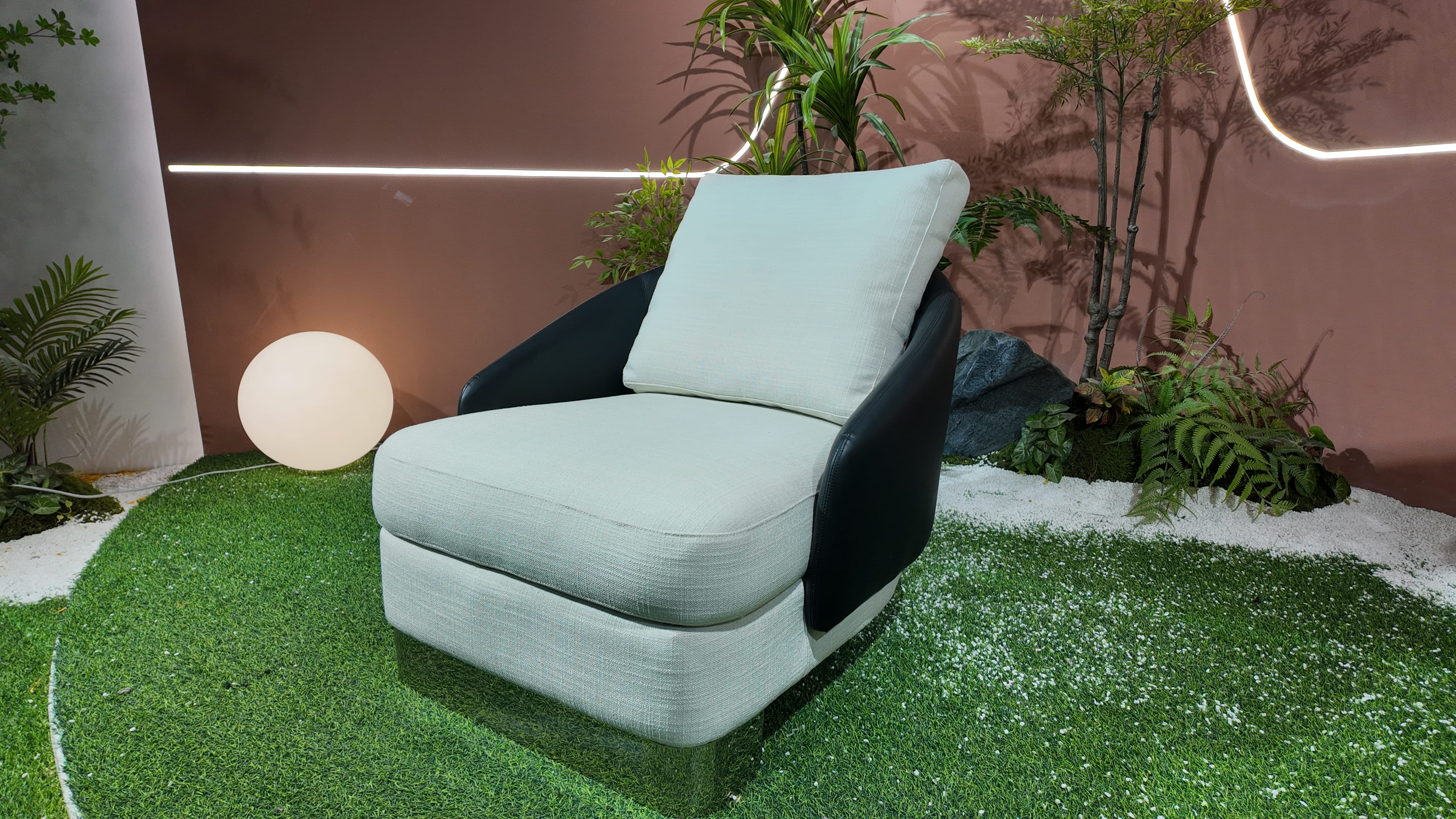 Fauteuil lounge coque en cuir noir et tissu chiné vert d'eau – Black Cream
