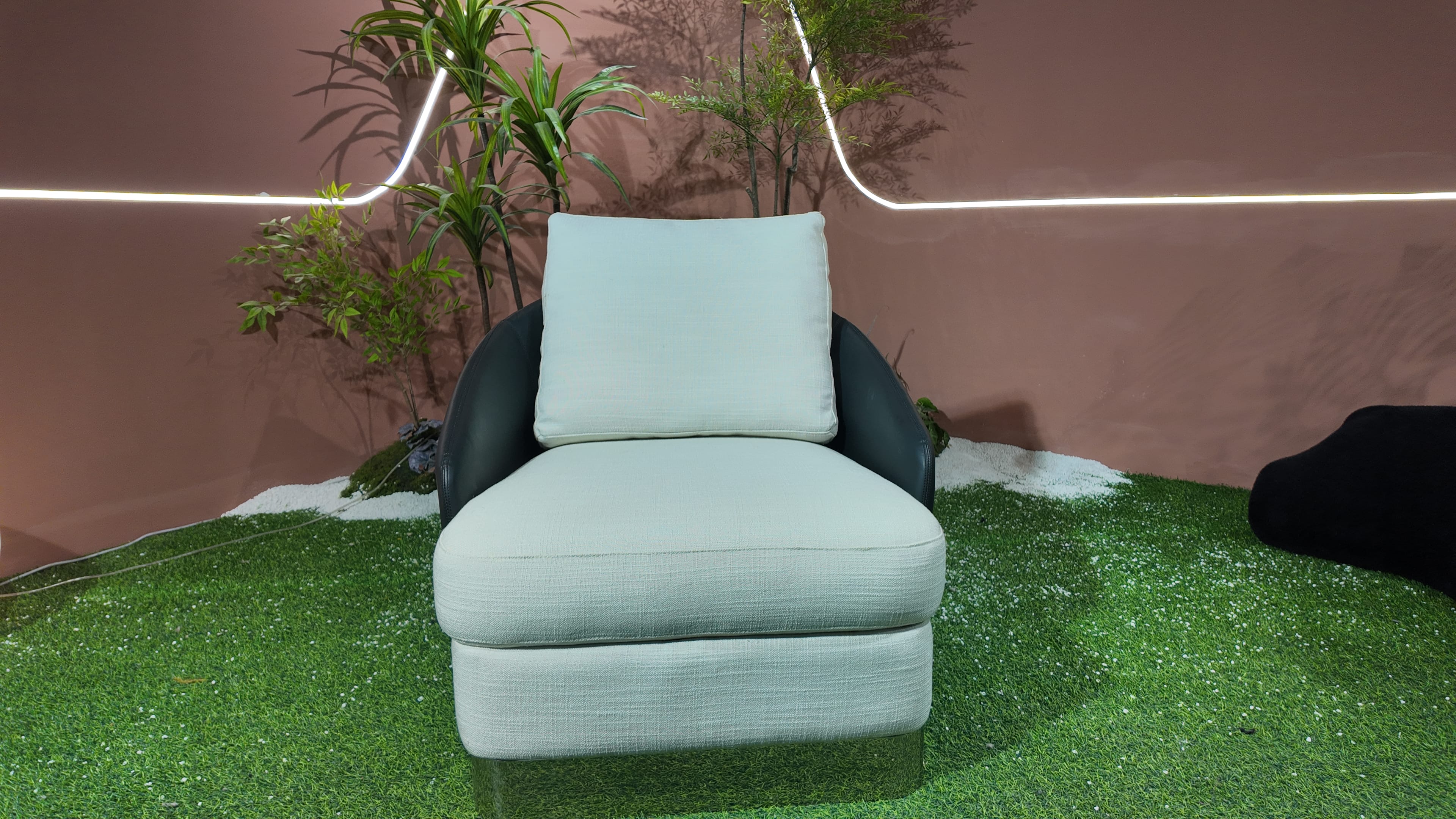 Fauteuil lounge coque en cuir noir et tissu chiné vert d'eau – Black Cream