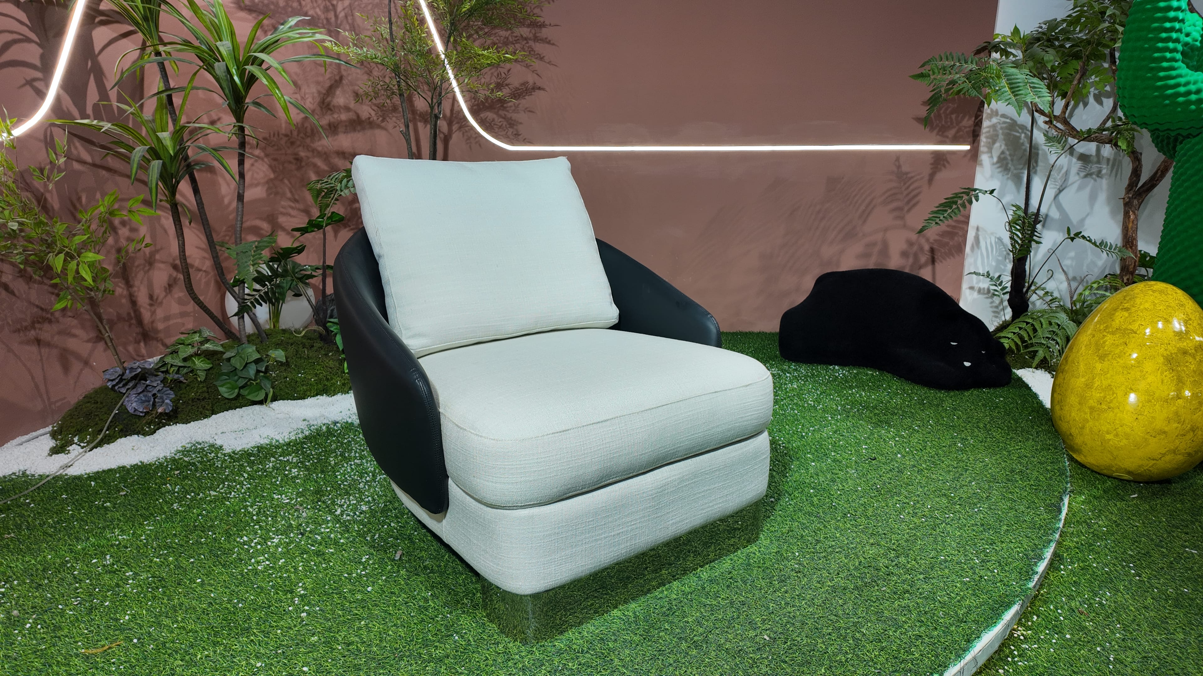 Fauteuil lounge coque en cuir noir et tissu chiné vert d'eau – Black Cream