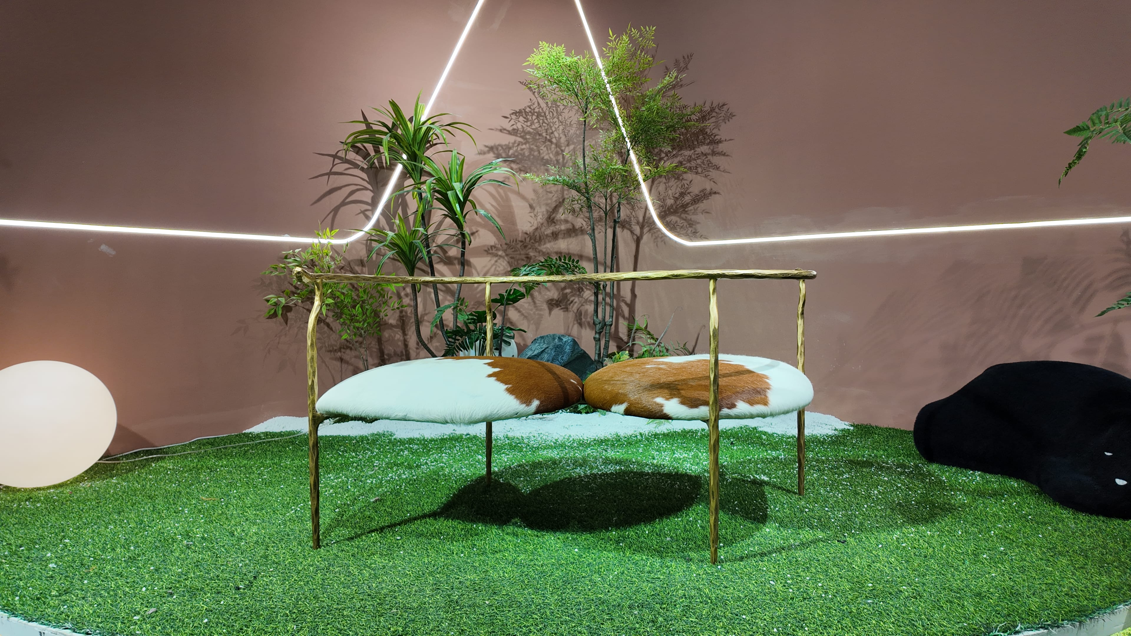 Banc design 2 places en peau de vache et laiton martelé – Cow