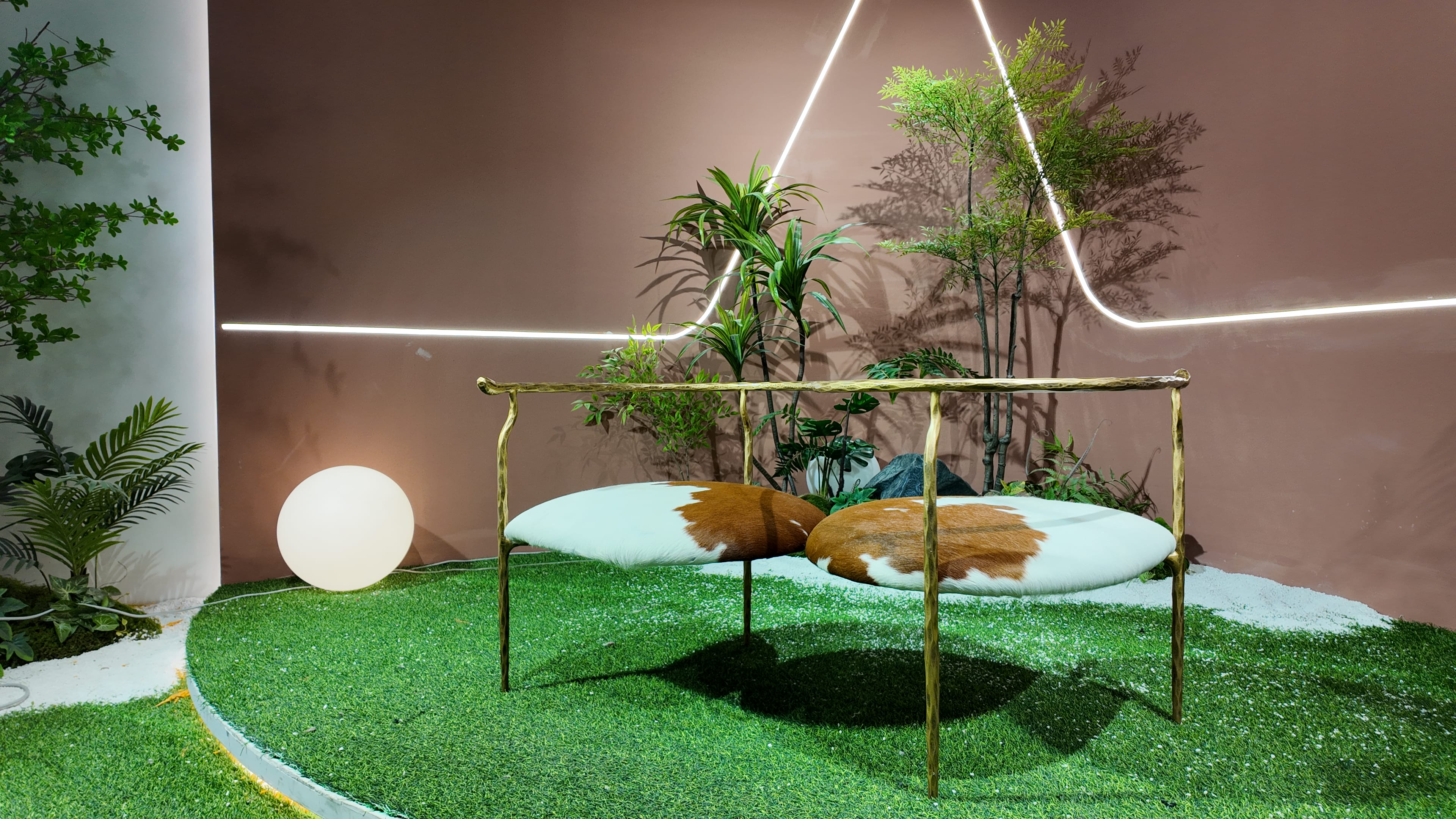 Banc design 2 places en peau de vache et laiton martelé – Cow