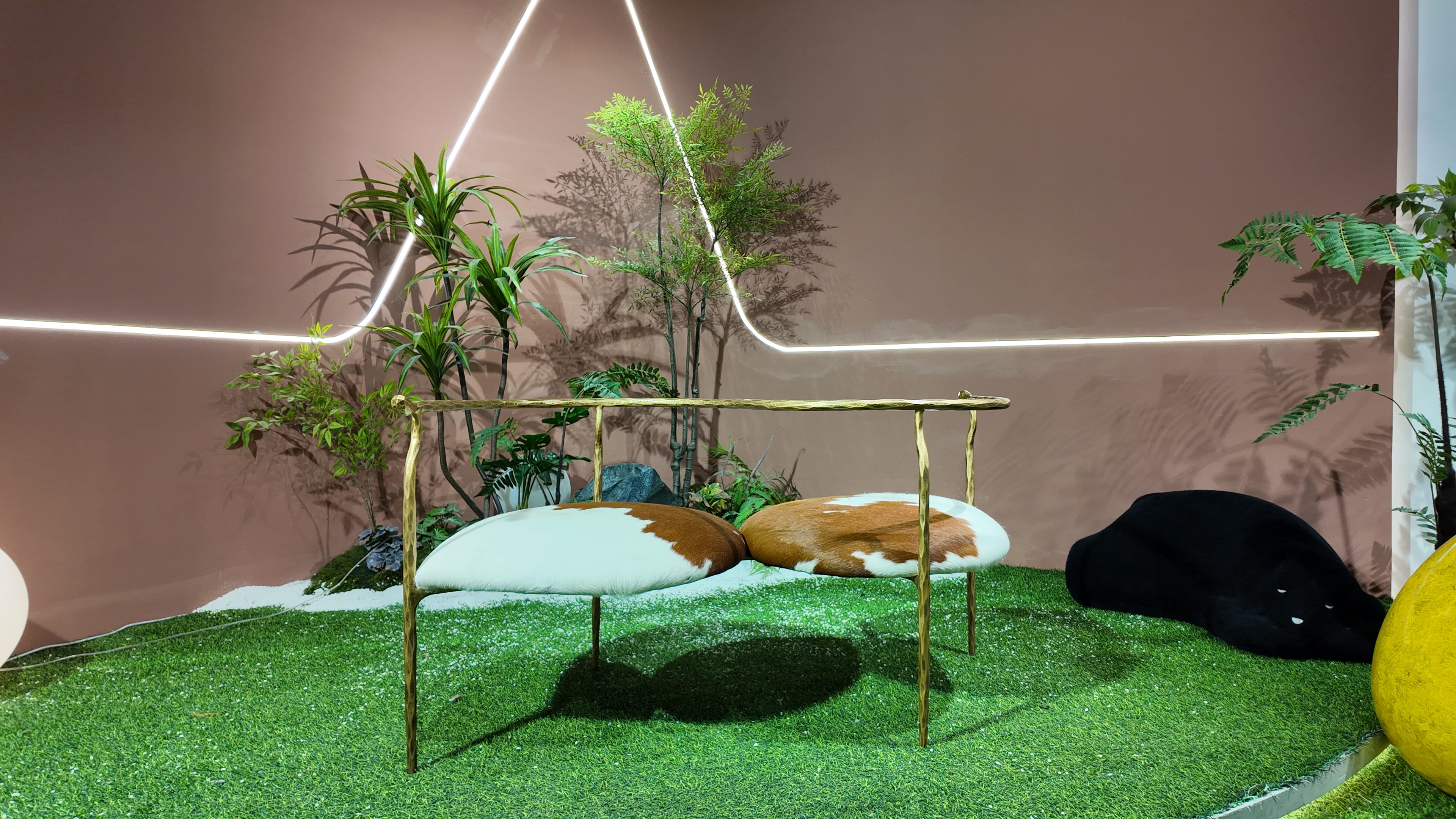 Banc design 2 places en peau de vache et laiton martelé – Cow