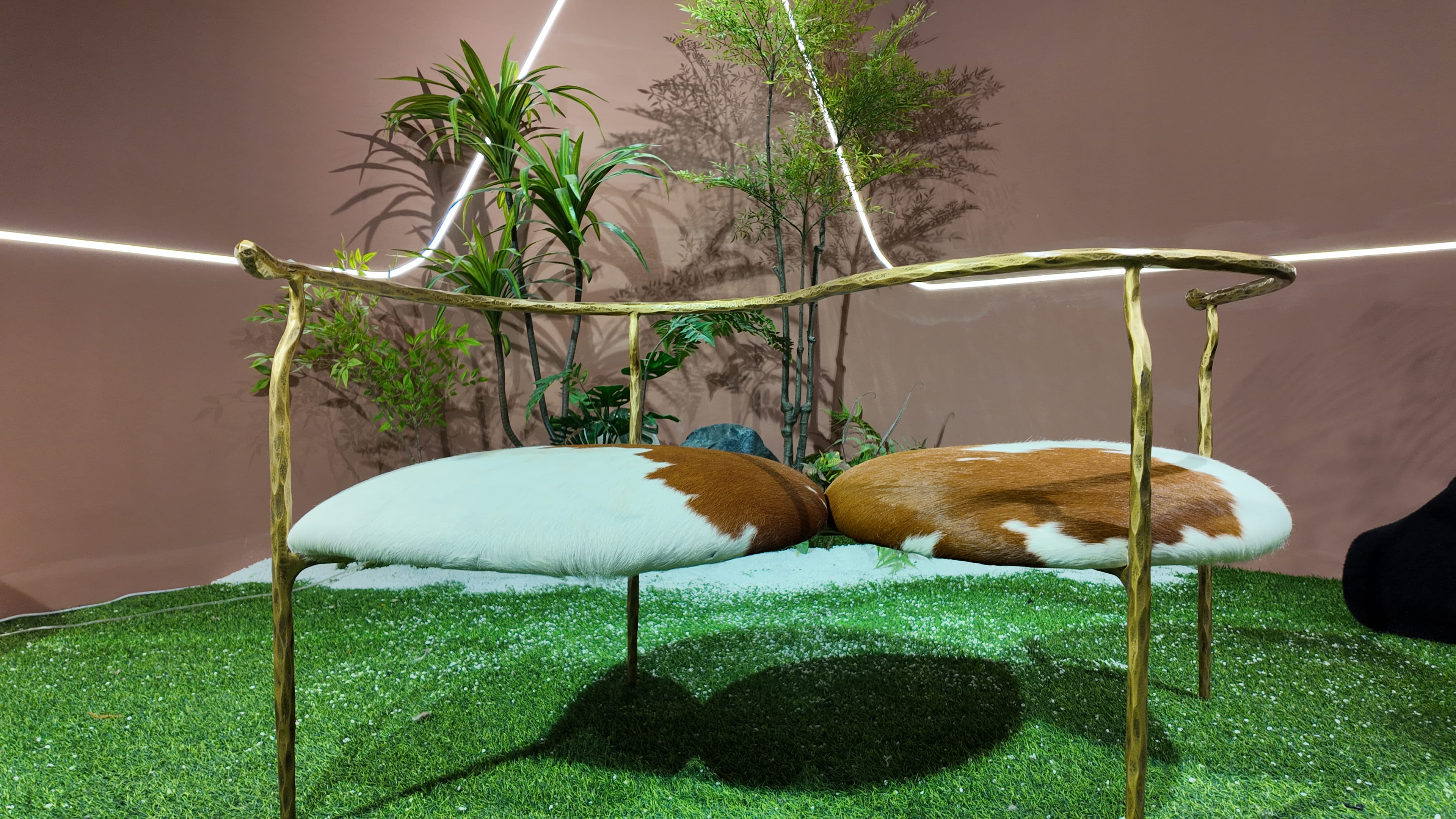 Banc design 2 places en peau de vache et laiton martelé – Cow