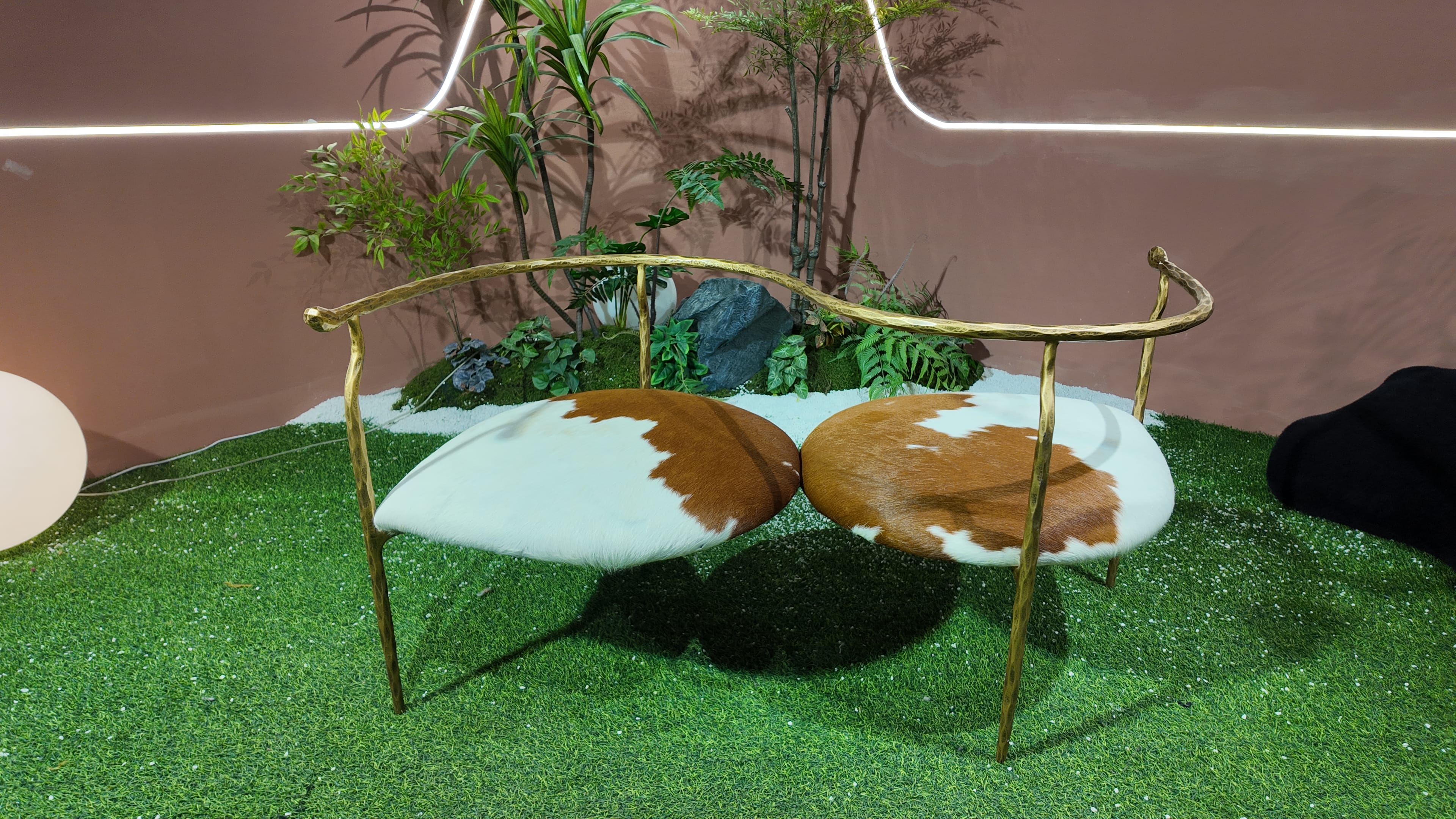 Banc design 2 places en peau de vache et laiton martelé – Cow