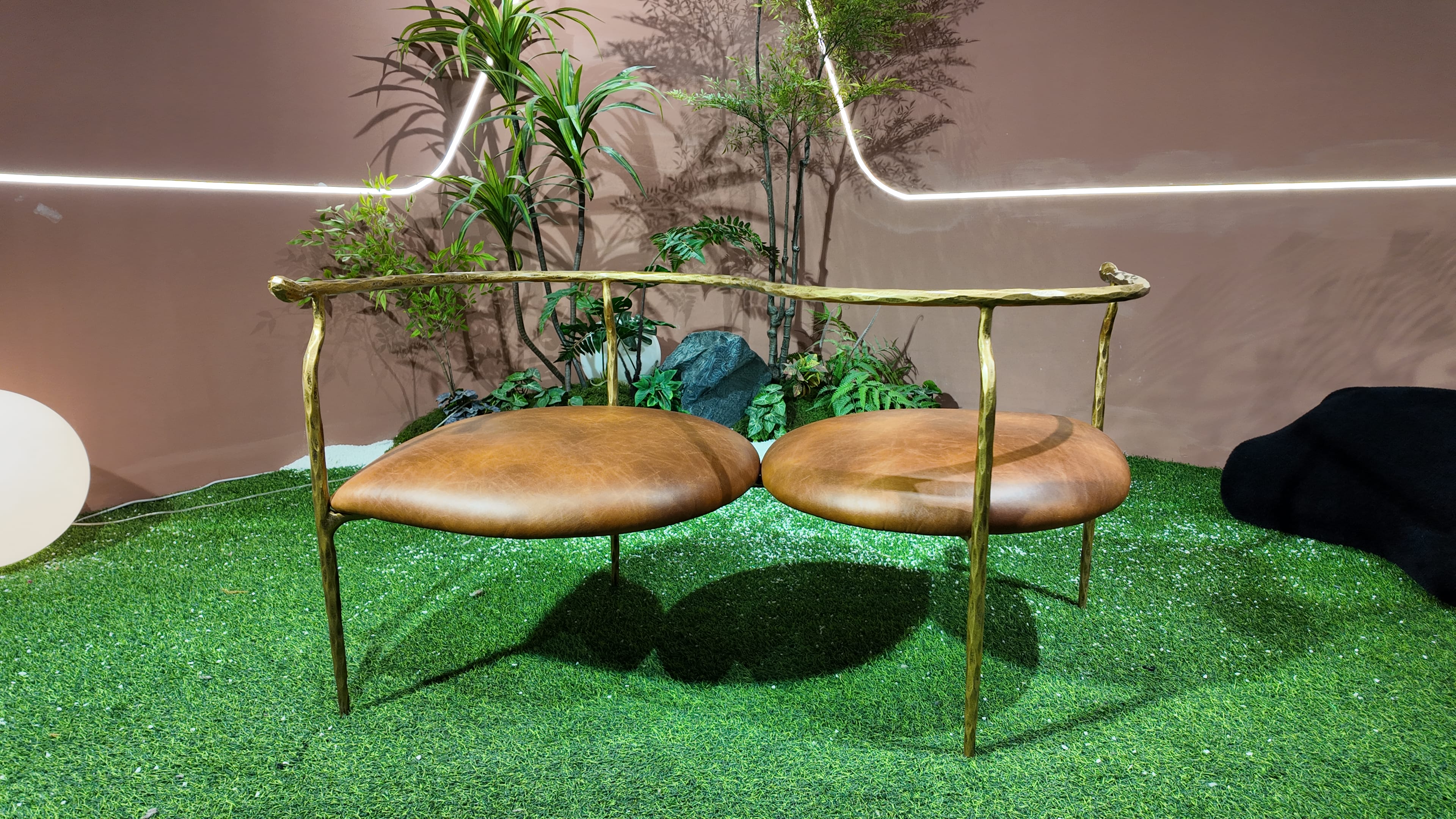 Banc design 2 places en peau de vache et laiton martelé – Cow