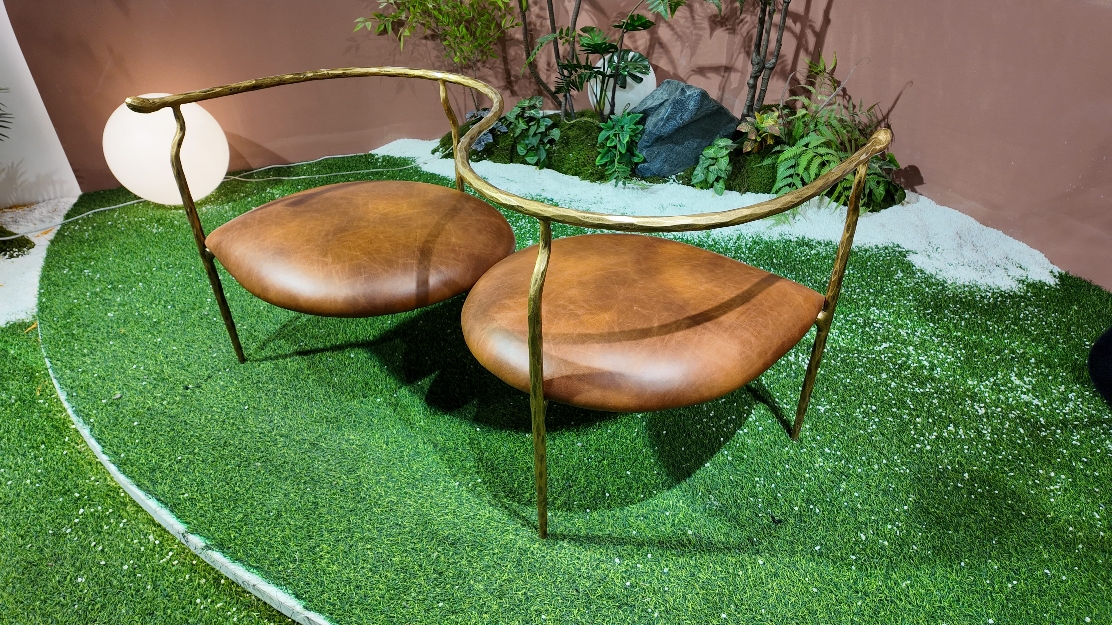 Banc design 2 places en peau de vache et laiton martelé – Cow