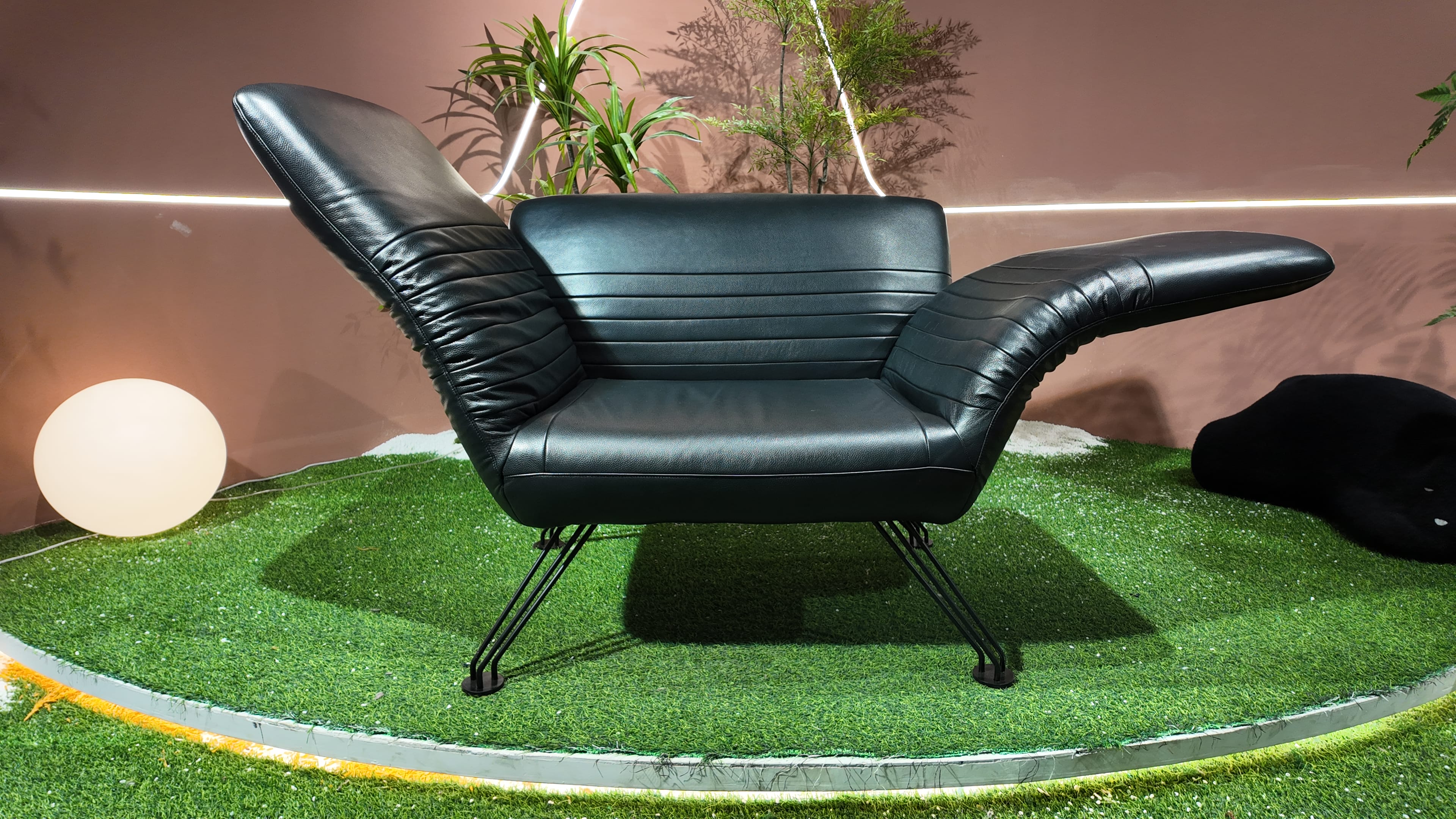 Fauteuil en cuir noir à accoudoirs papillon – Black Wing