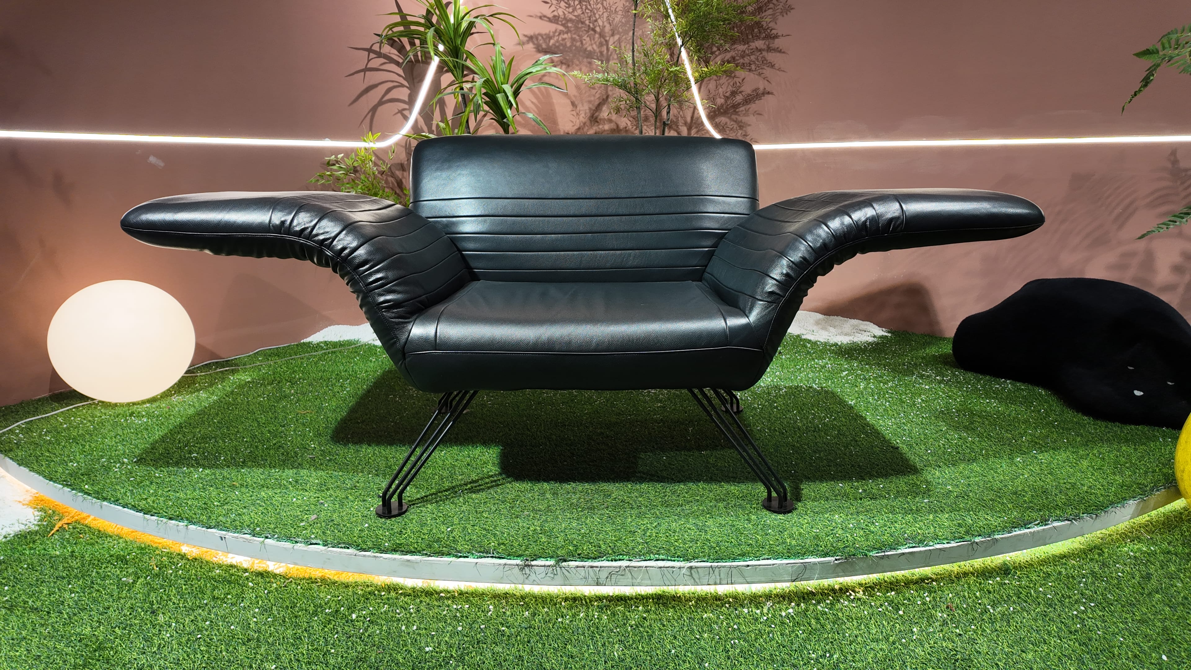 Fauteuil en cuir noir à accoudoirs papillon – Black Wing
