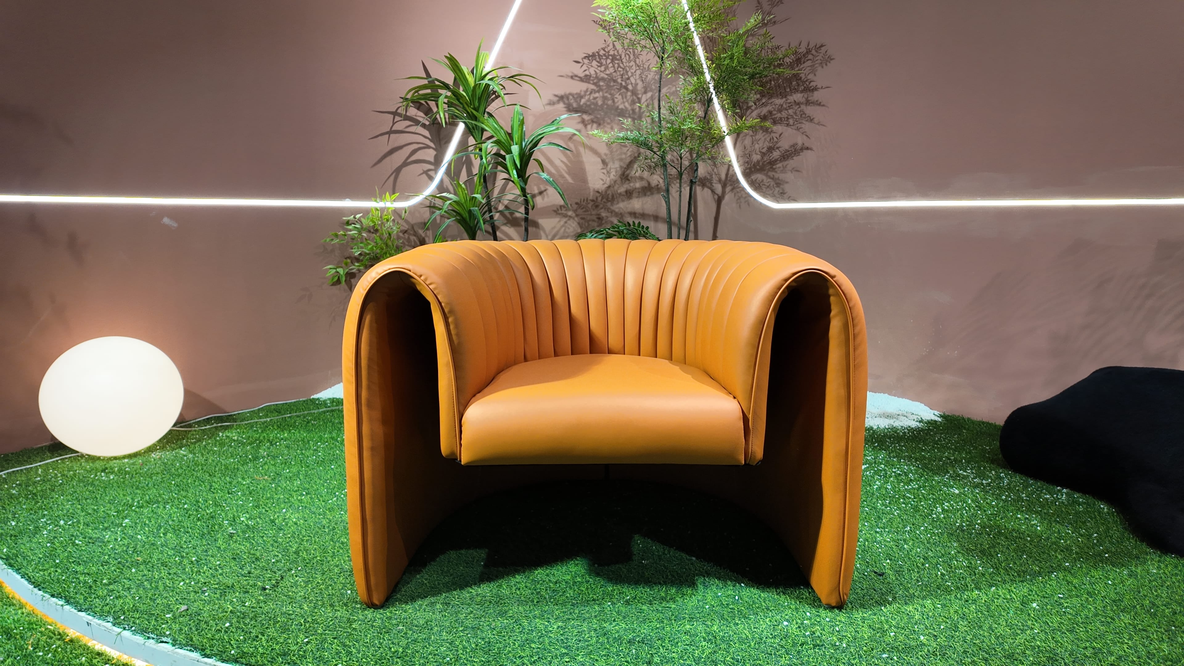 Fauteuil coquille en cuir cognac cannelé – Cognac Shell