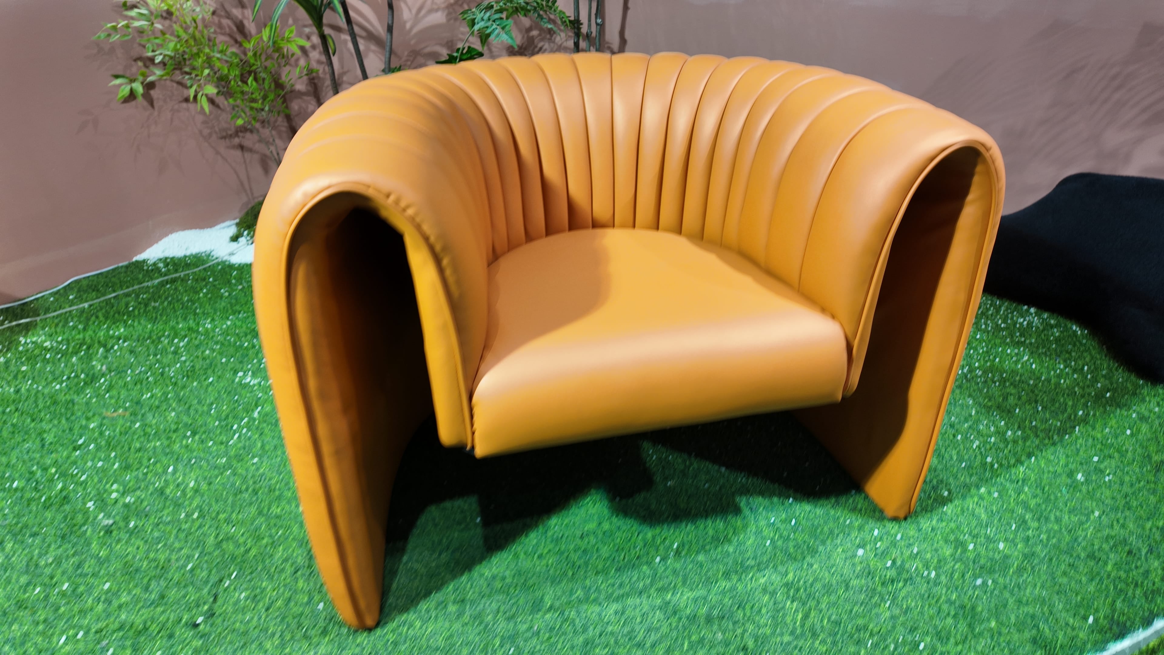 Fauteuil coquille en cuir cognac cannelé – Cognac Shell