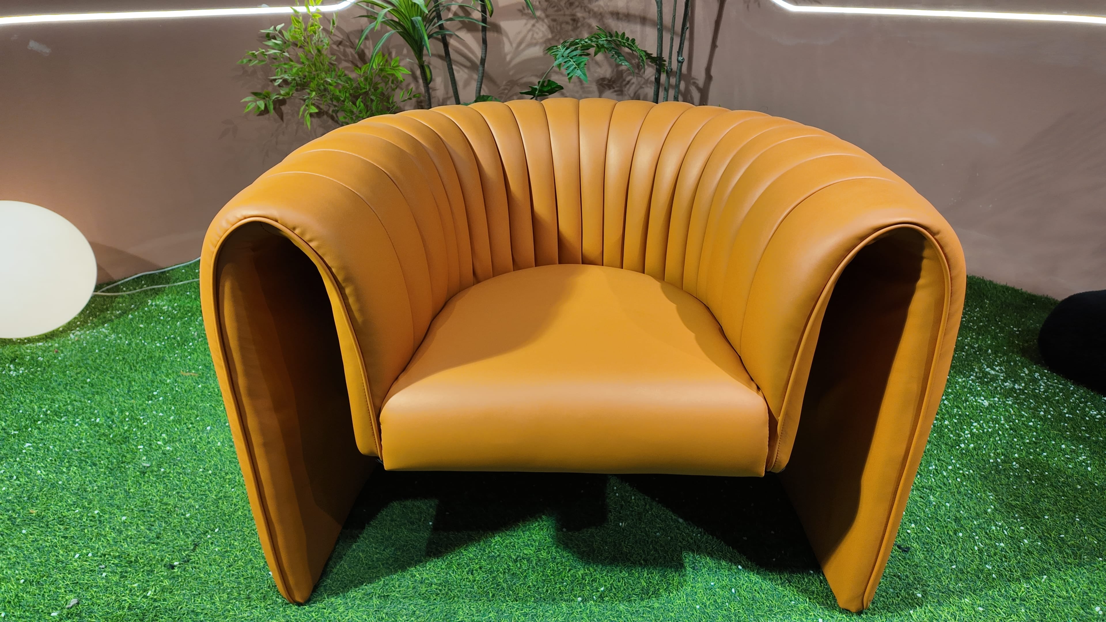 Fauteuil coquille en cuir cognac cannelé – Cognac Shell