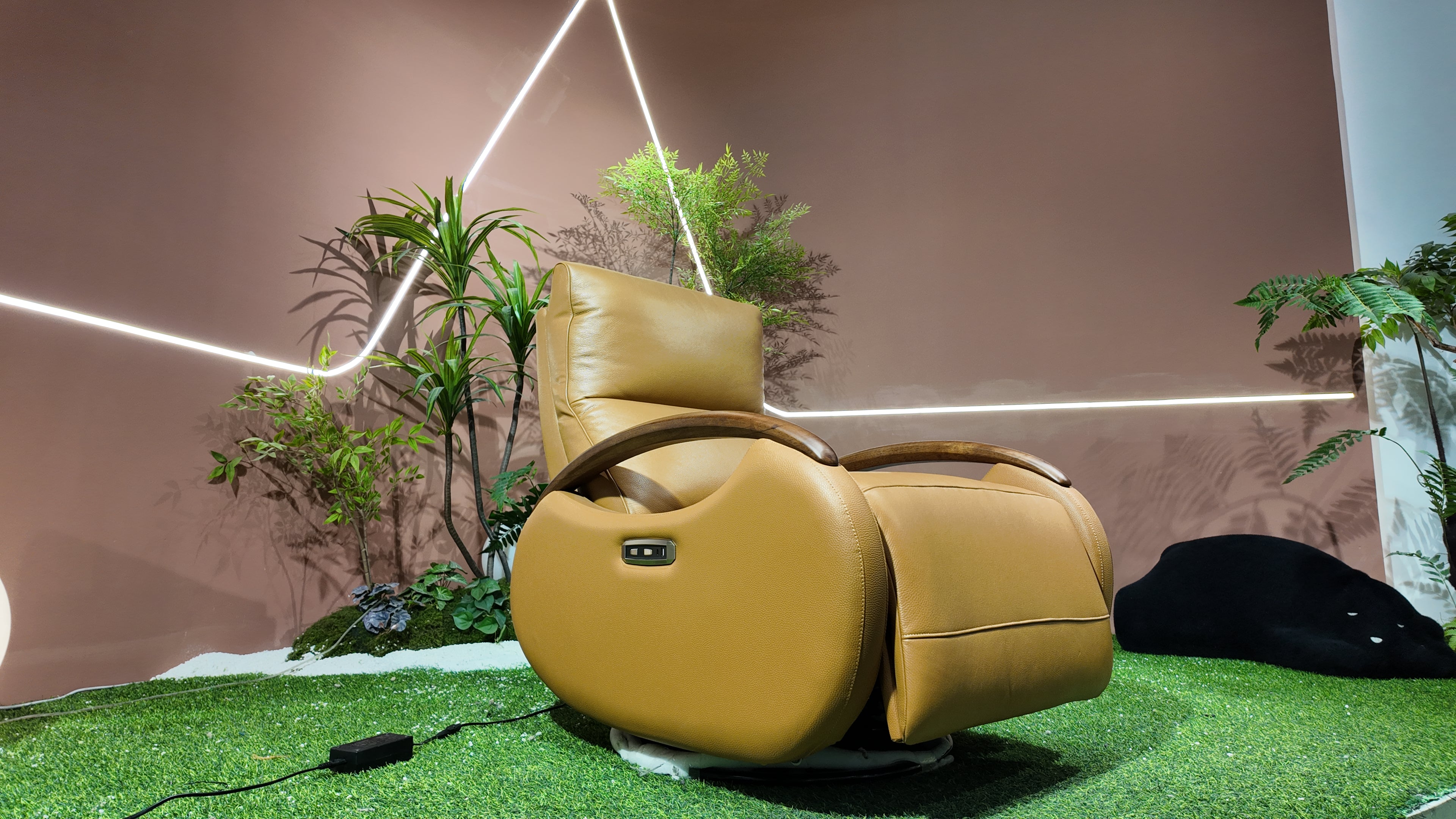 Fauteuil relax en cuir camel et accoudoirs bois courbé – Nutwood Relax