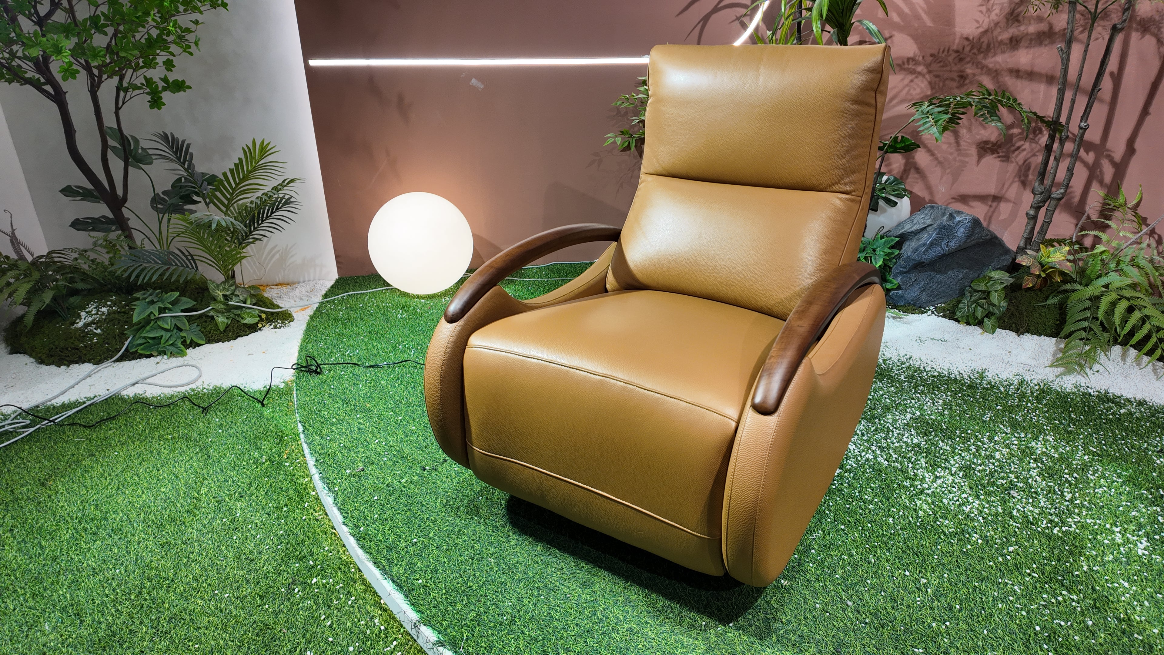Fauteuil relax en cuir camel et accoudoirs bois courbé – Nutwood Relax
