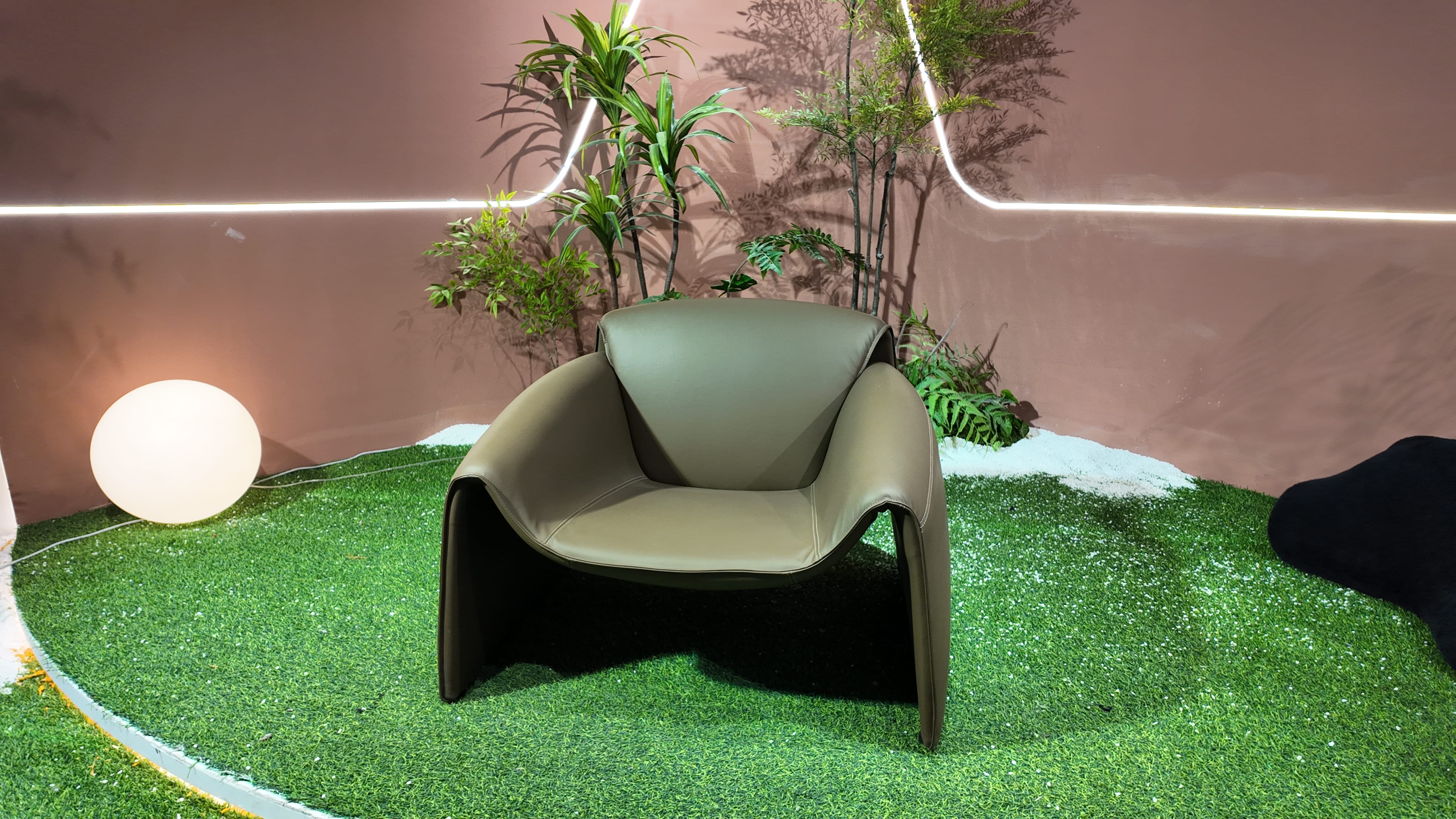 Fauteuil design en cuir taupe forme goutte – Taupe Drop