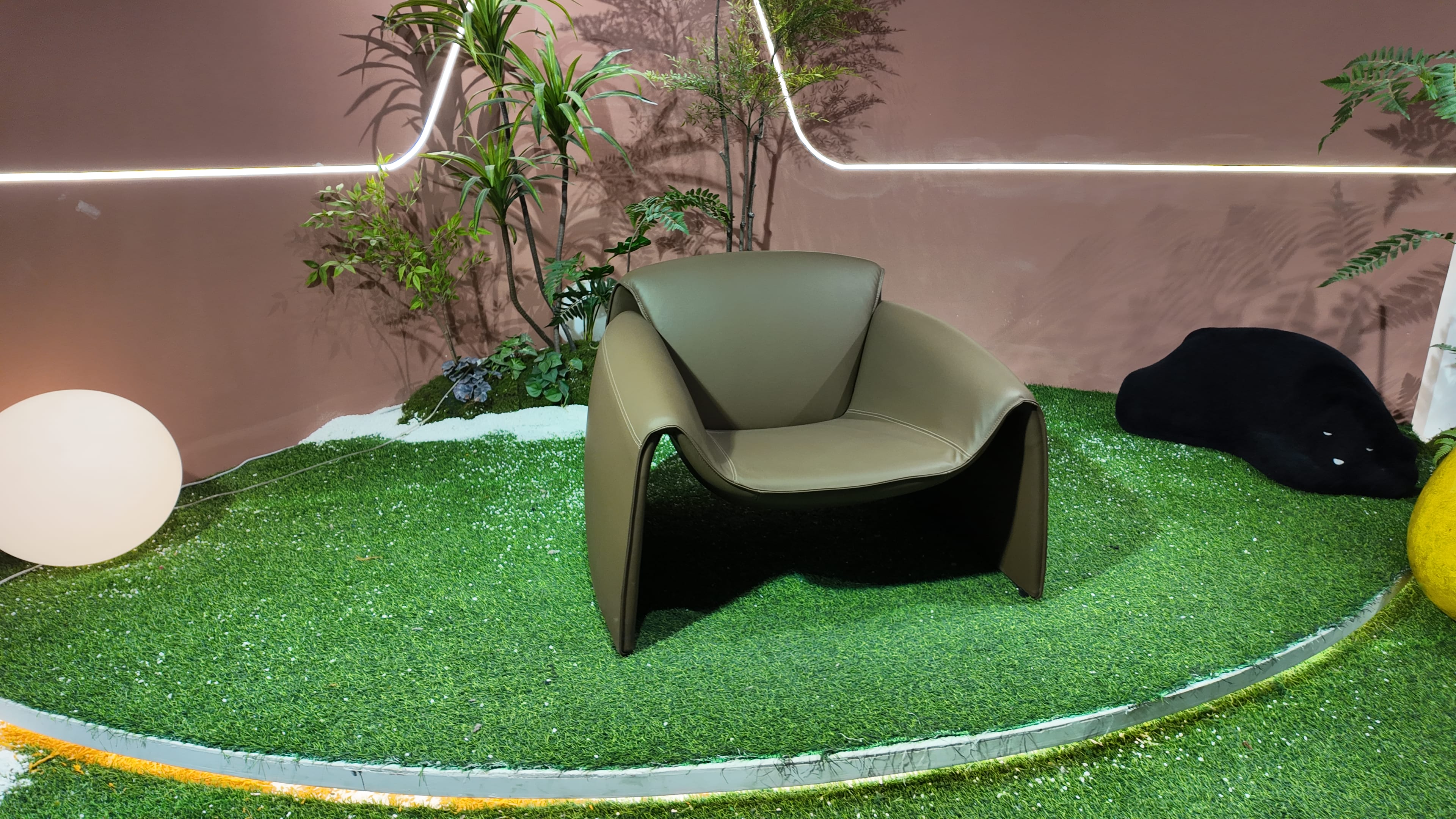Fauteuil design en cuir taupe forme goutte – Taupe Drop