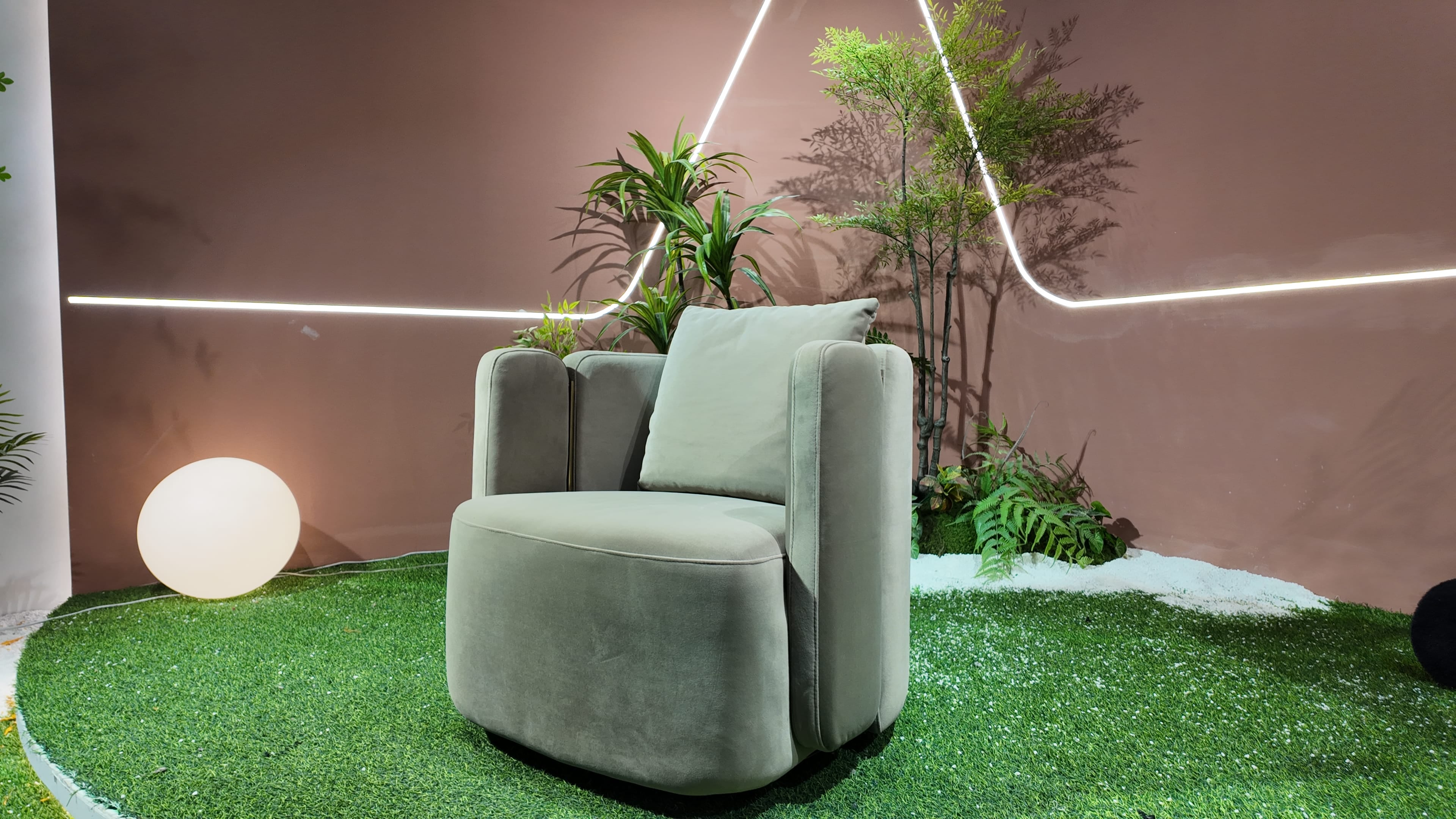 Fauteuil pivotant en velours vert sauge à dossier sculpté – Taupe Royal