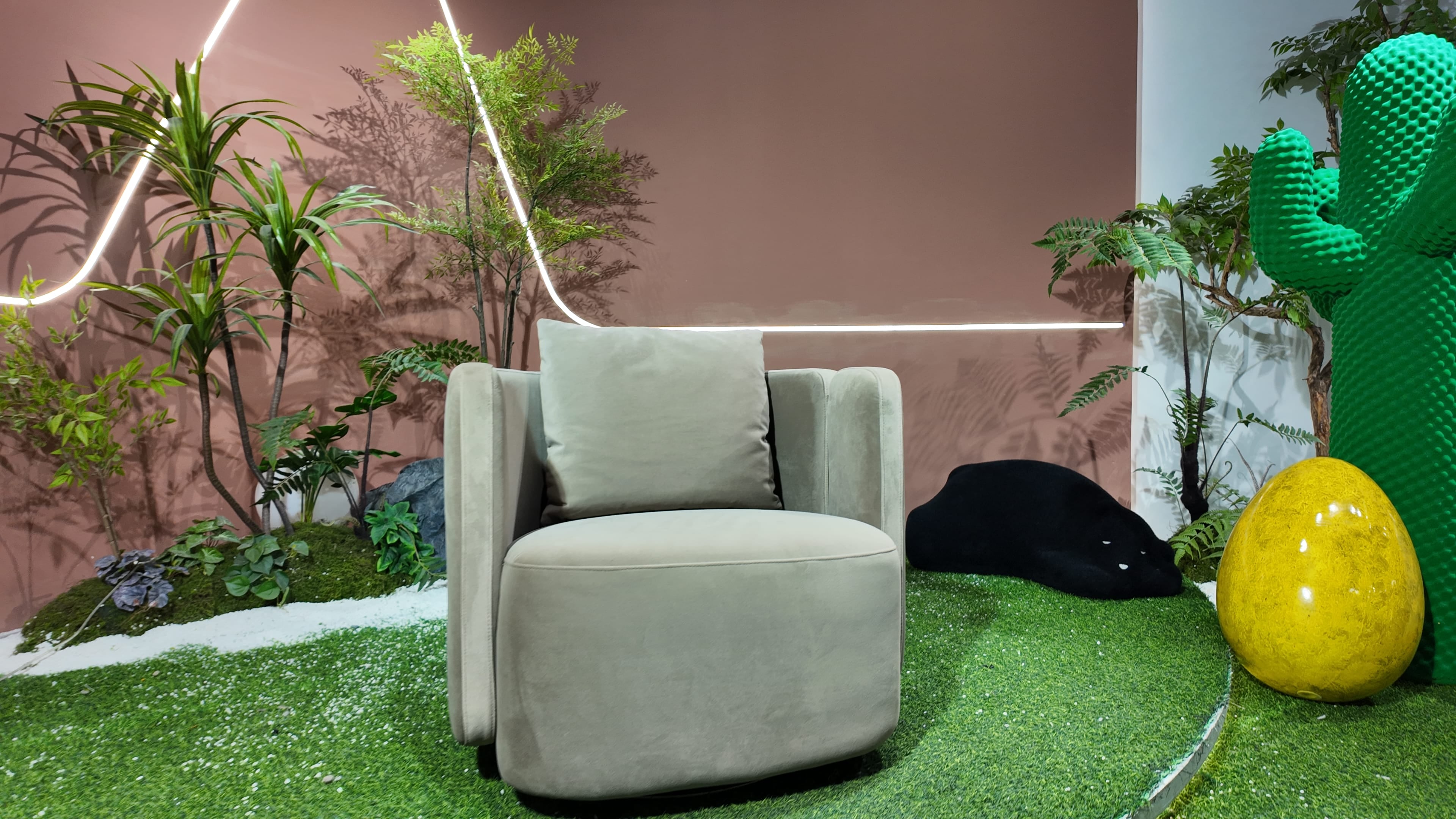 Fauteuil pivotant en velours vert sauge à dossier sculpté – Taupe Royal