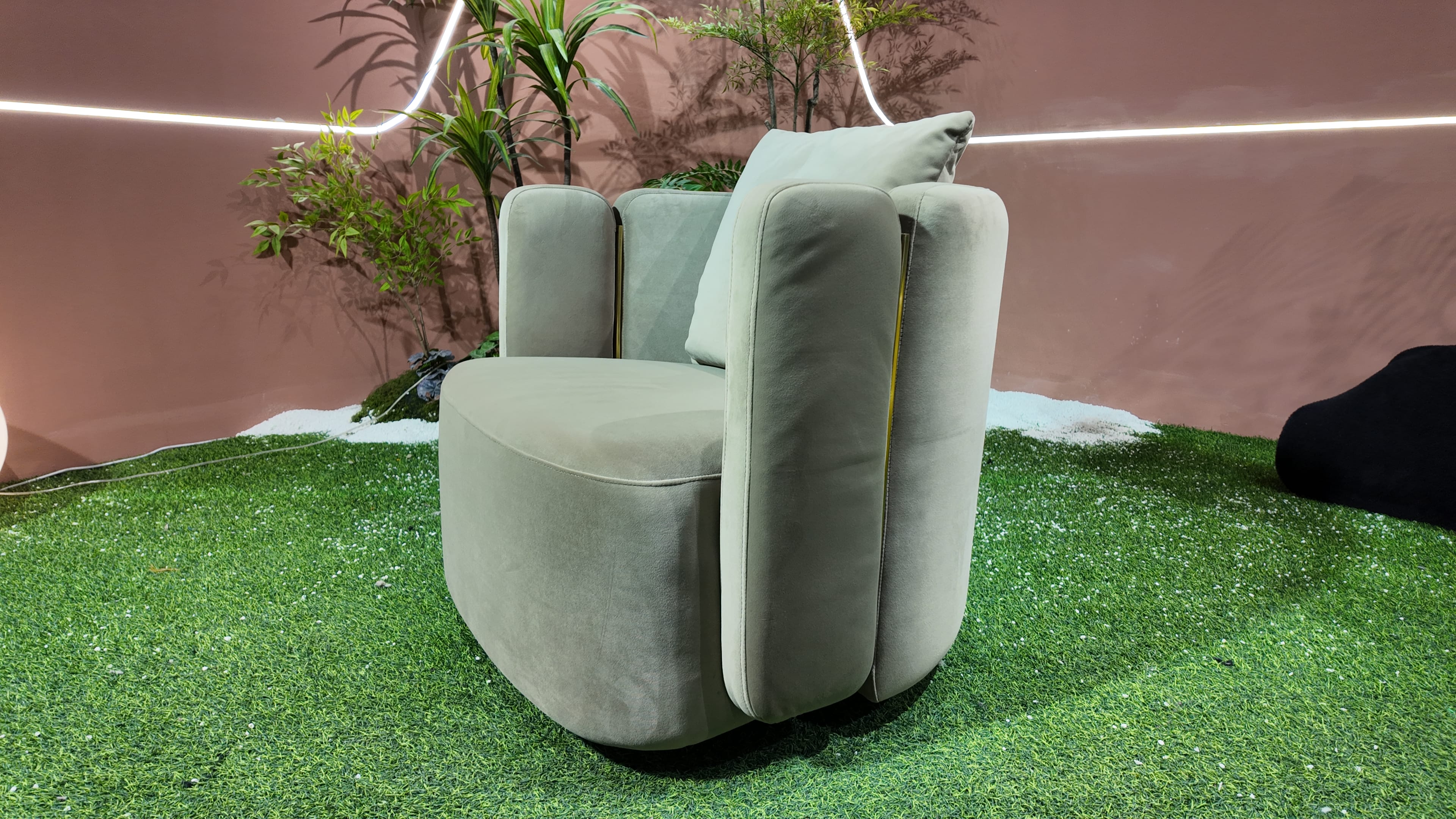 Fauteuil pivotant en velours vert sauge à dossier sculpté – Taupe Royal