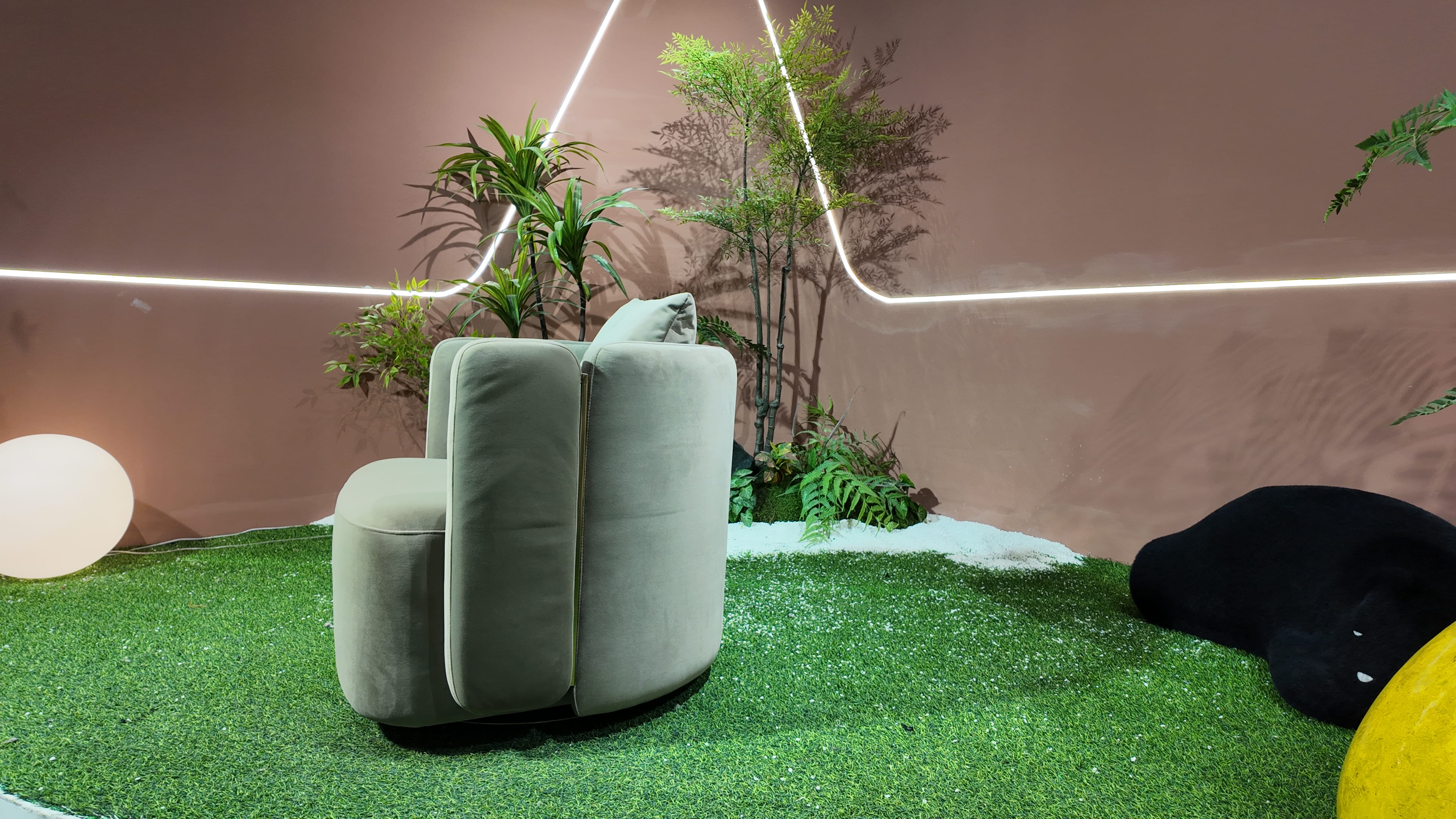 Fauteuil pivotant en velours vert sauge à dossier sculpté – Taupe Royal