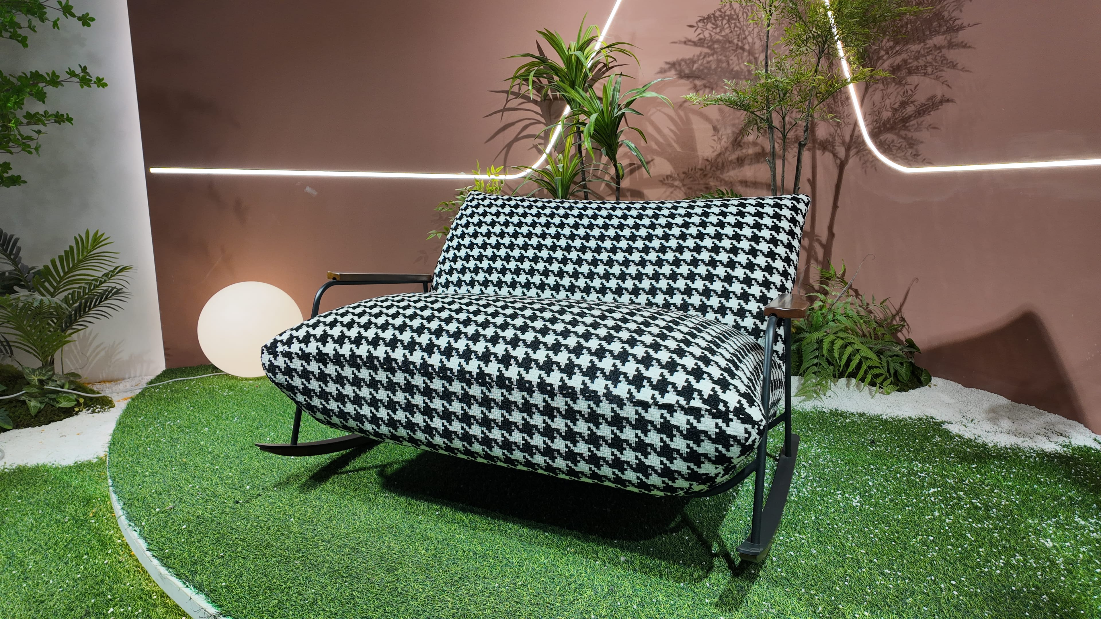 Fauteuil lounge motif pied-de-poule et piètement métal noir – Houndstooth