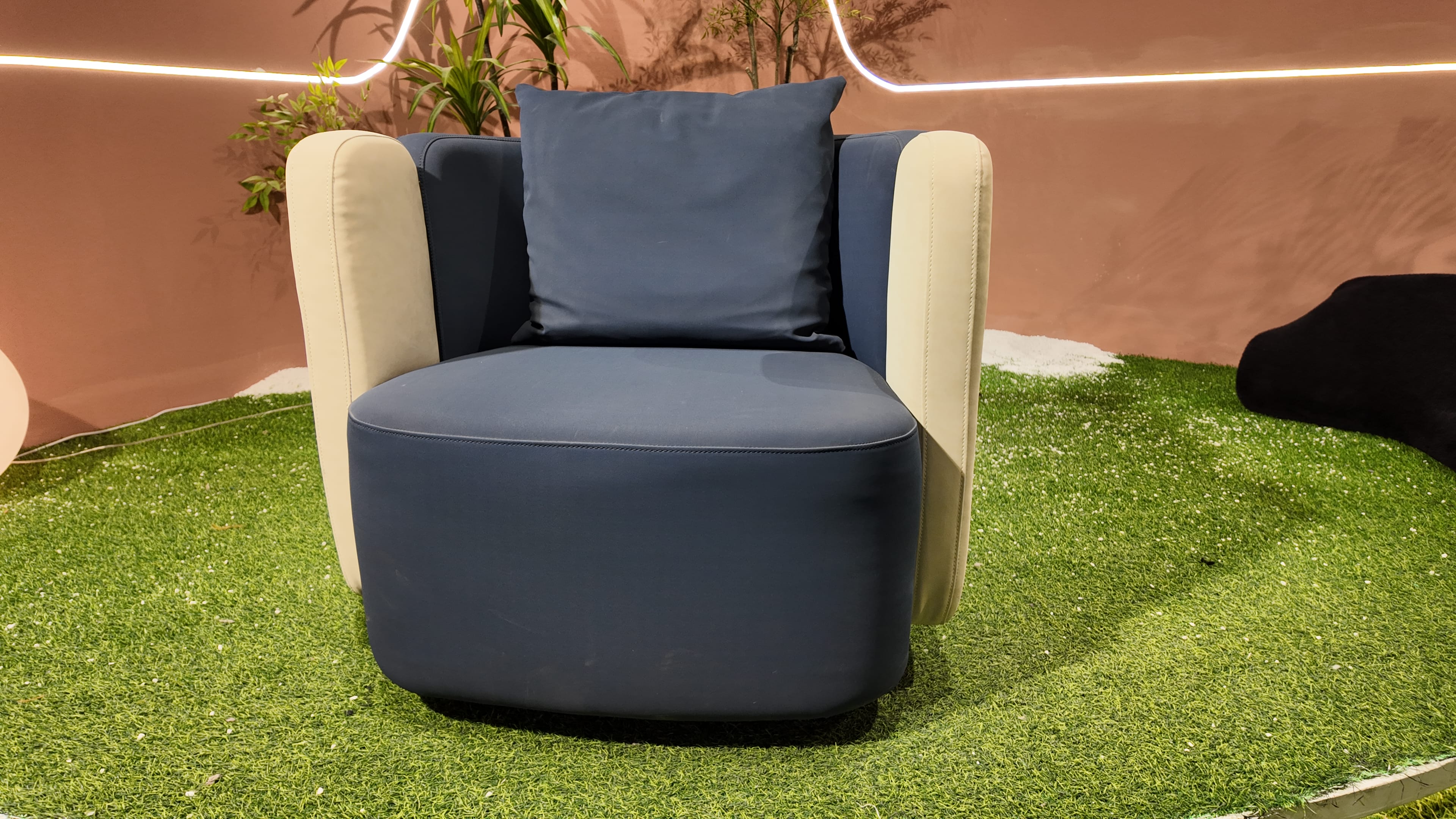 Fauteuil lounge bicolore en cuir crème et bleu marine – DUO