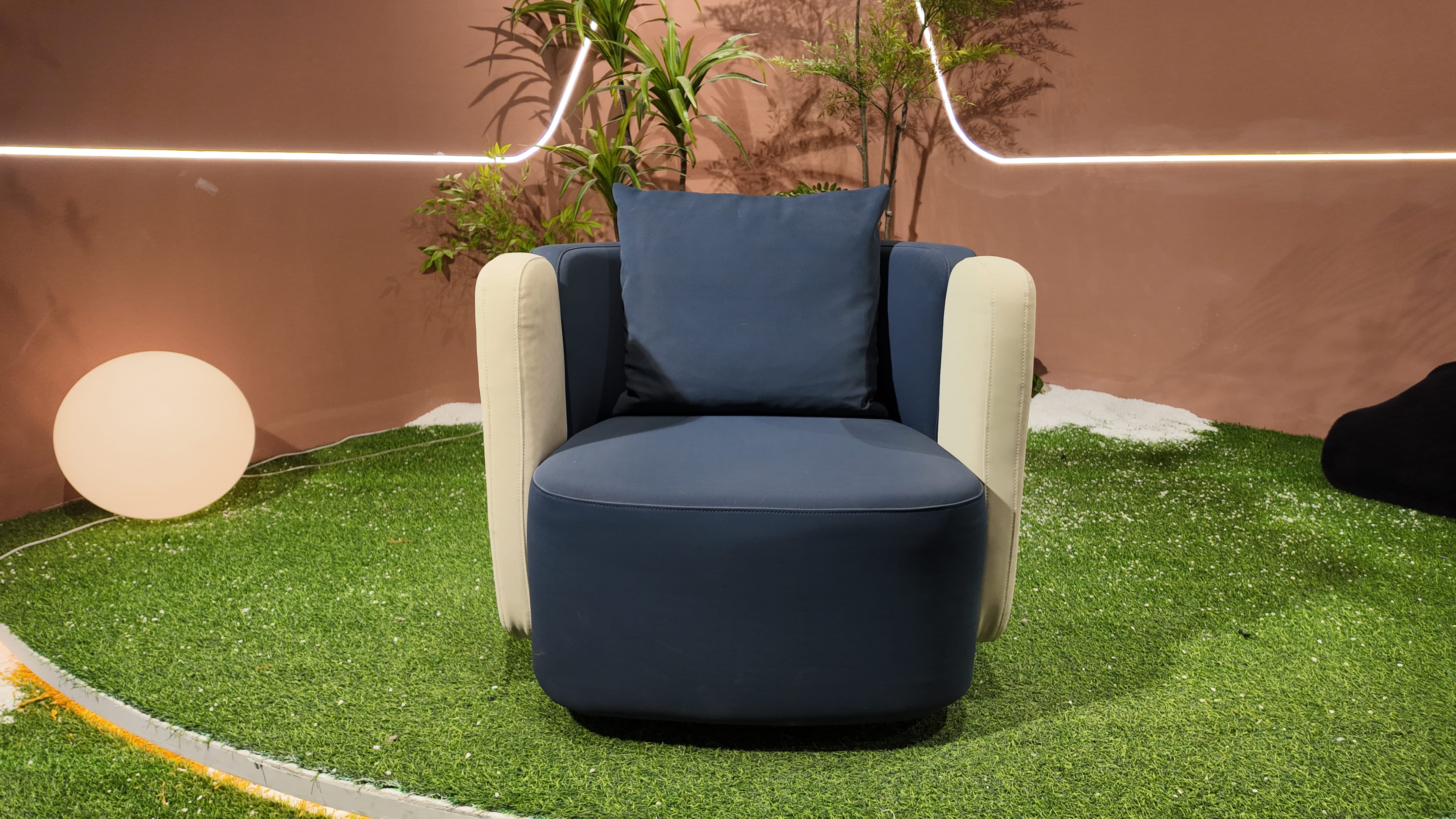 Fauteuil lounge bicolore en cuir crème et bleu marine – DUO