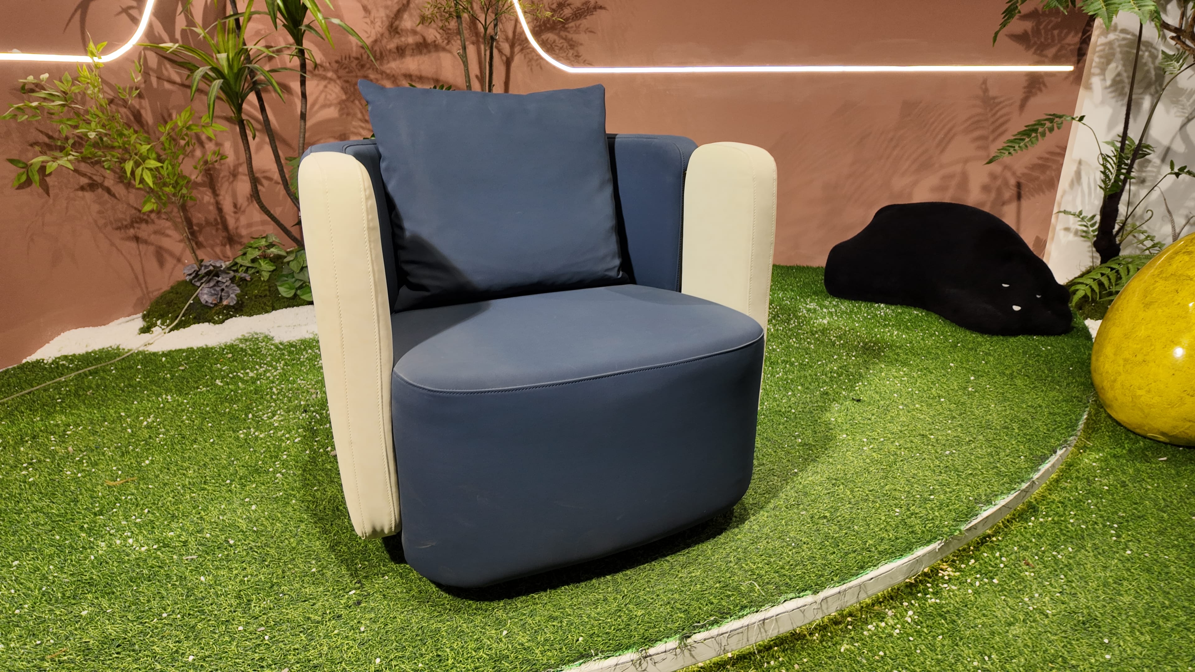 Fauteuil lounge bicolore en cuir crème et bleu marine – DUO