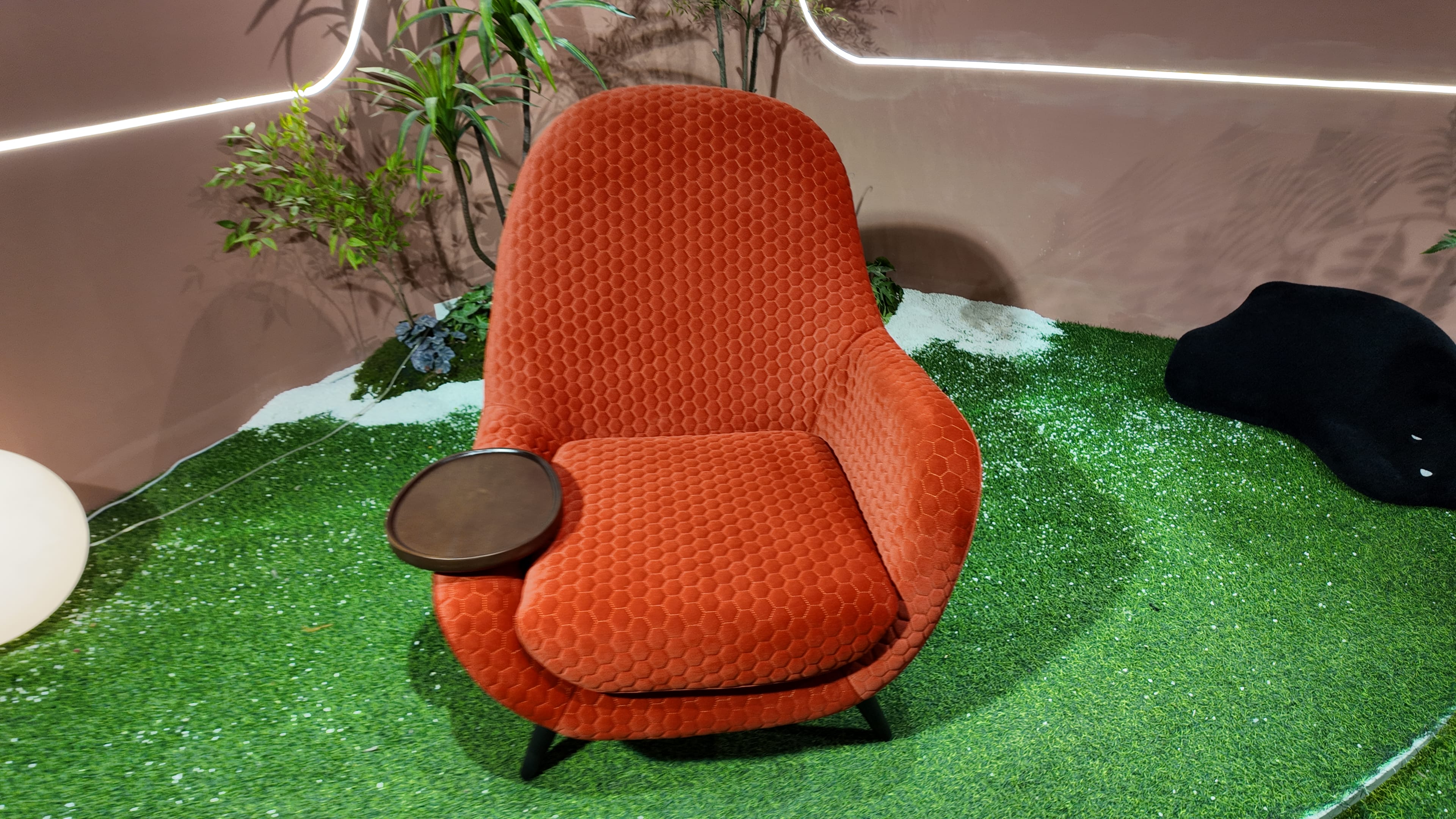 Fauteuil lounge en velours matelassé hexagonal orange terracotta – Hexa