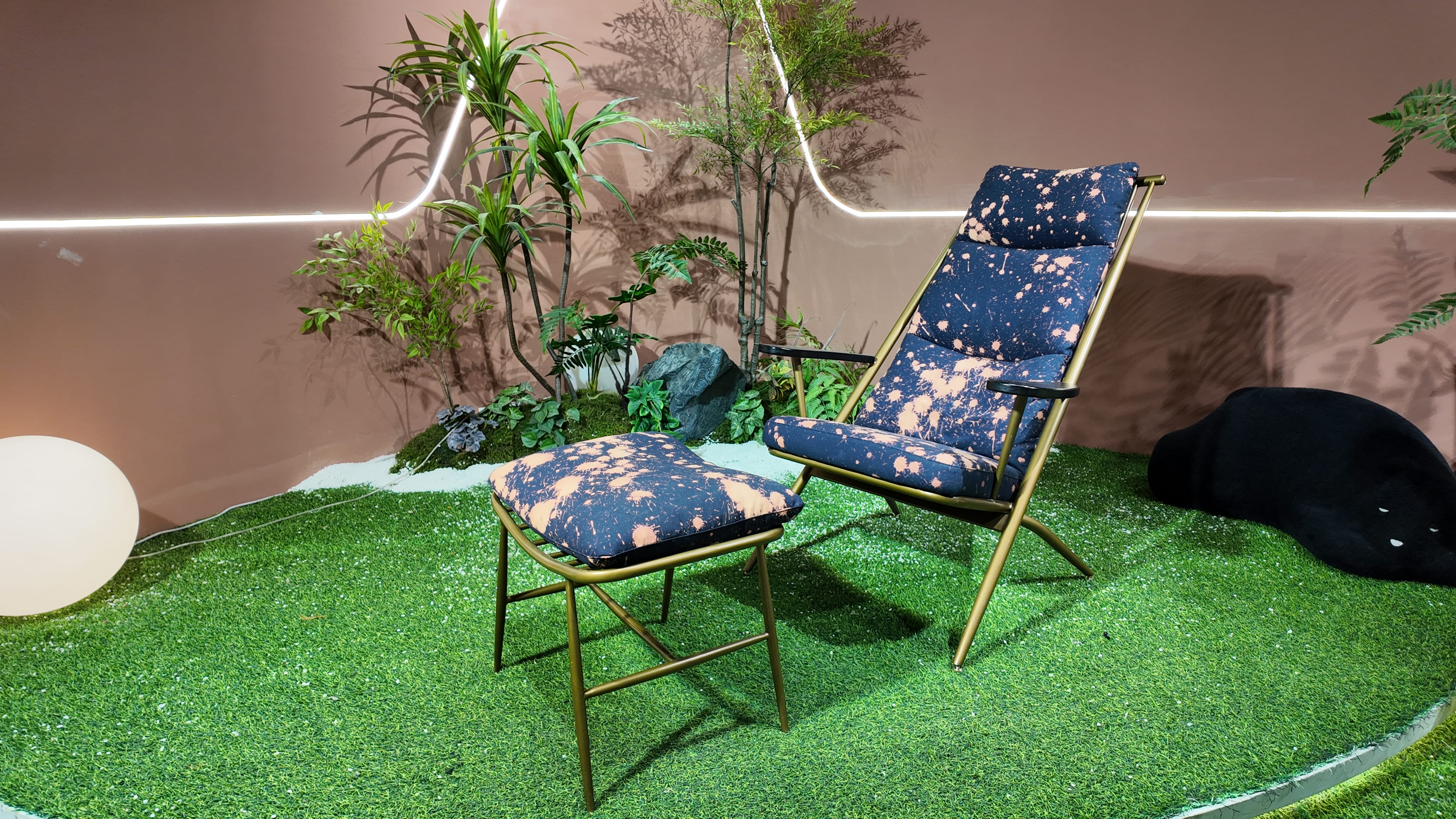 Fauteuil lounge structure tubulaire dorée et tissu imprimé éclaboussures – Bloom Gold