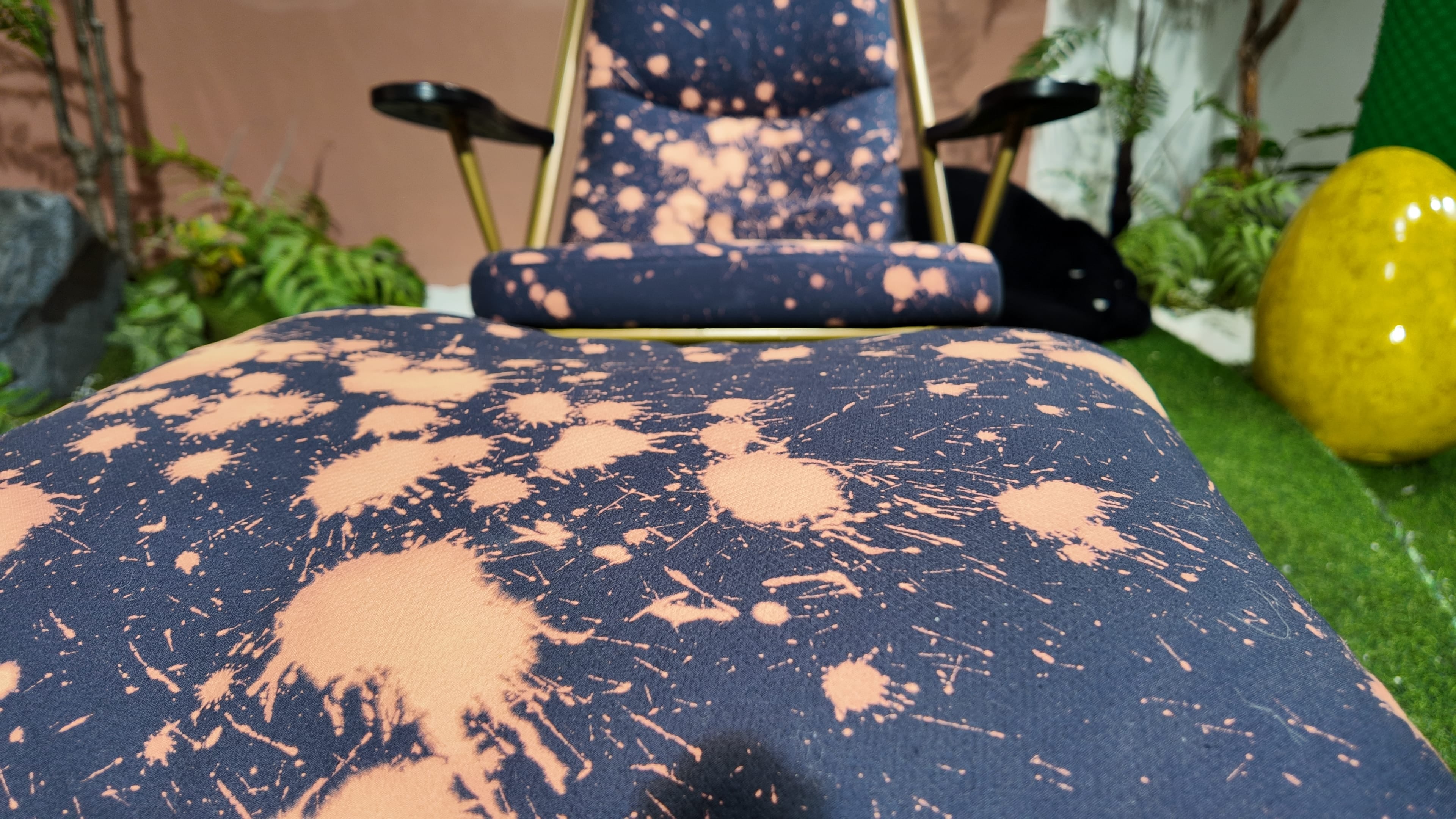 Fauteuil lounge structure tubulaire dorée et tissu imprimé éclaboussures – Bloom Gold