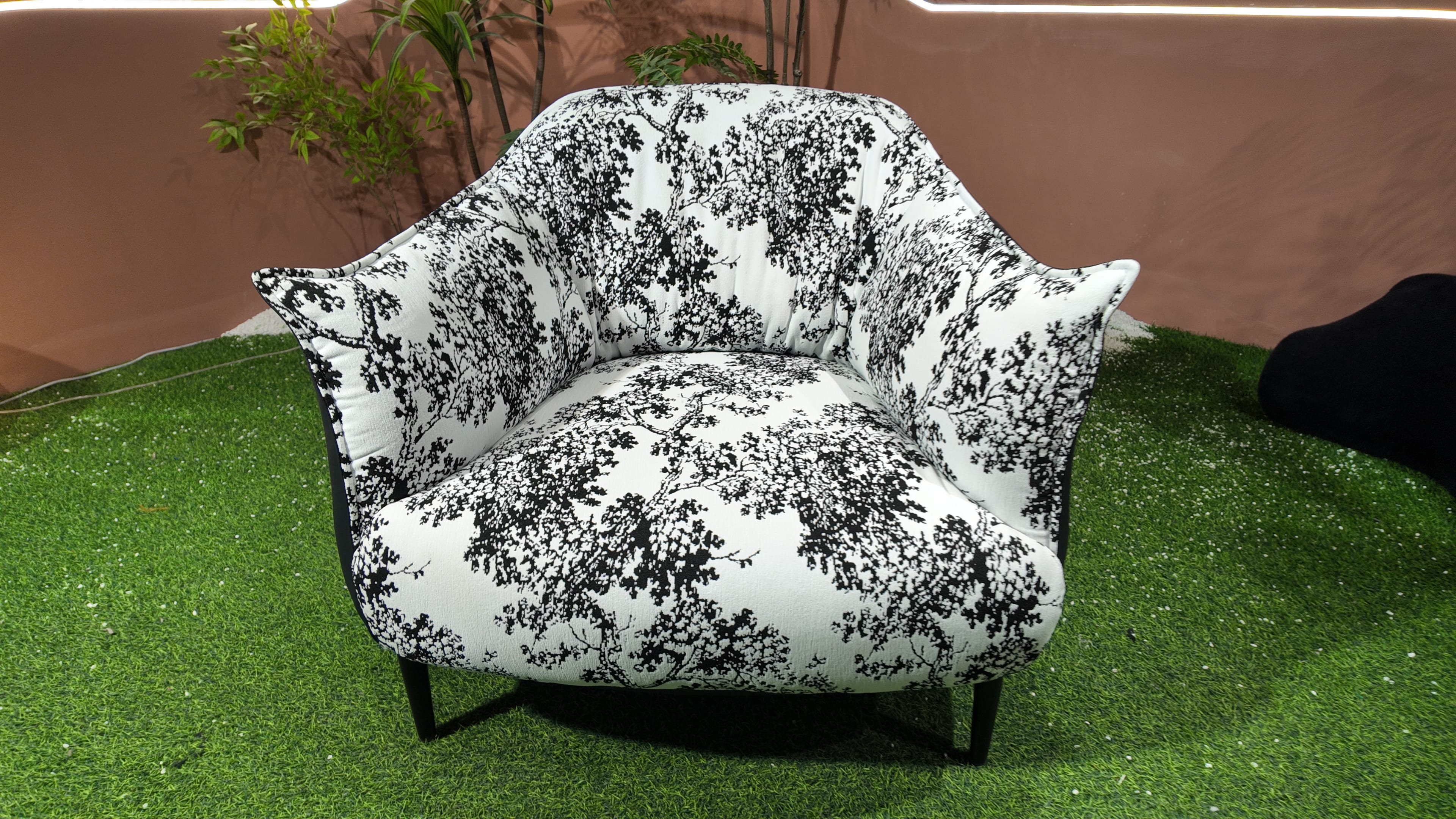 Fauteuil design en simili-cuir noir et tissu imprimé floral blanc et noir – Black & Blossom
