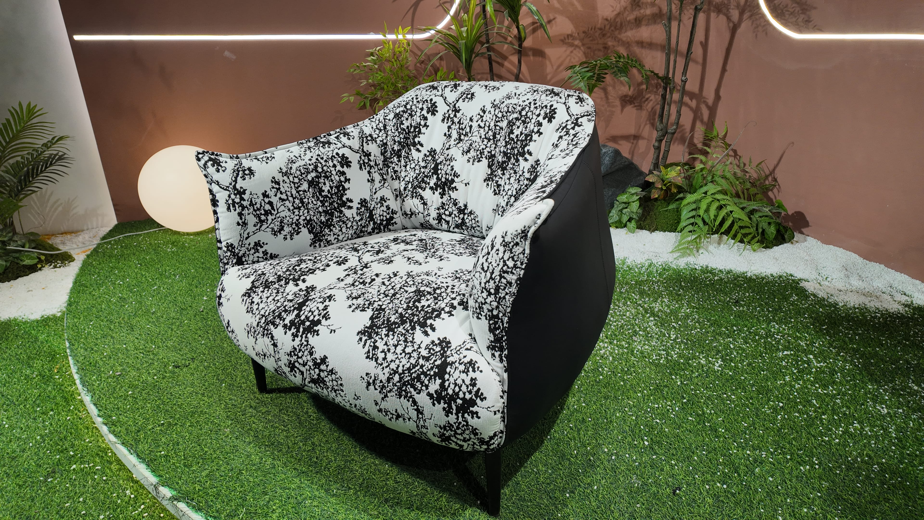 Fauteuil design en simili-cuir noir et tissu imprimé floral blanc et noir – Black & Blossom
