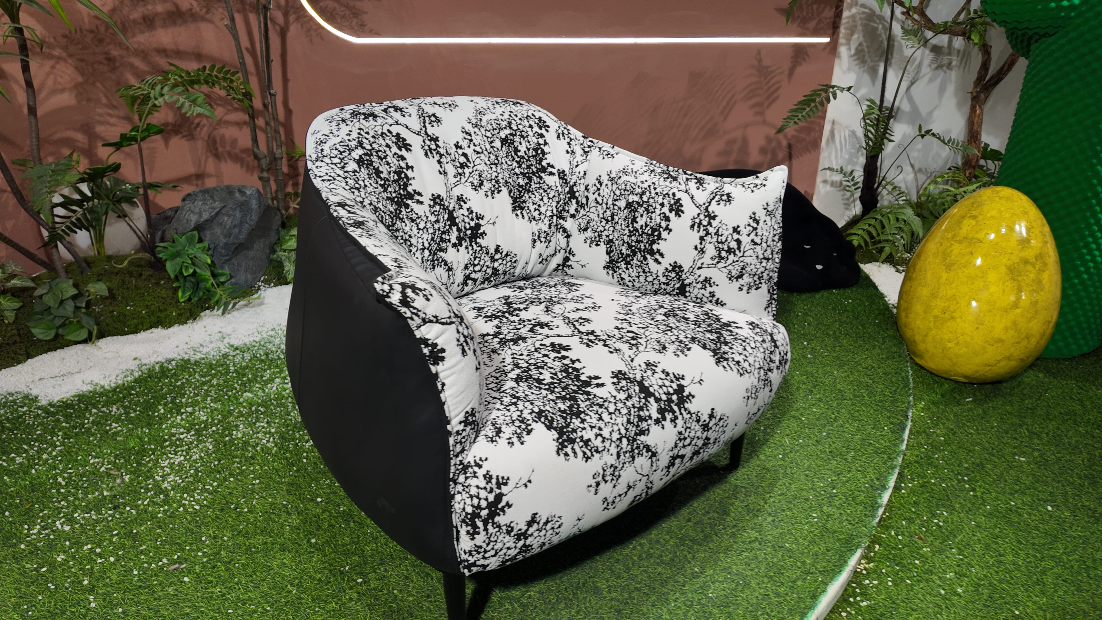 Fauteuil design en simili-cuir noir et tissu imprimé floral blanc et noir – Black & Blossom