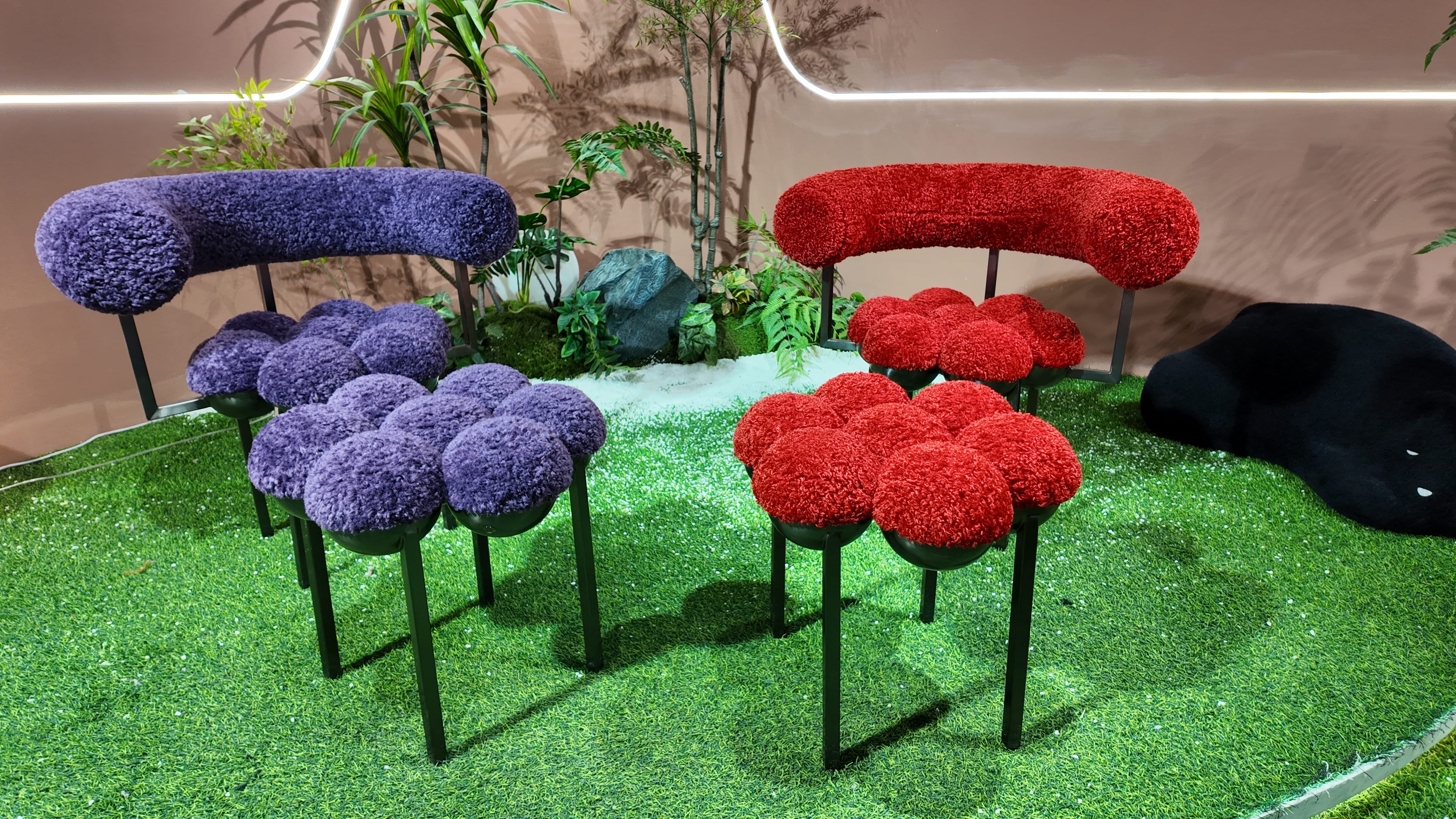 Fauteuil arqué en tissu bouclette rouge – Collection Loop